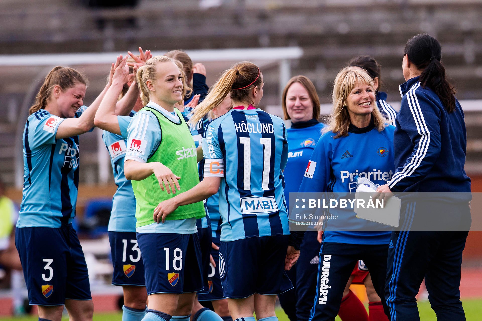 Djurgårdens tränare Yvonne Ekroth och spelare jublar