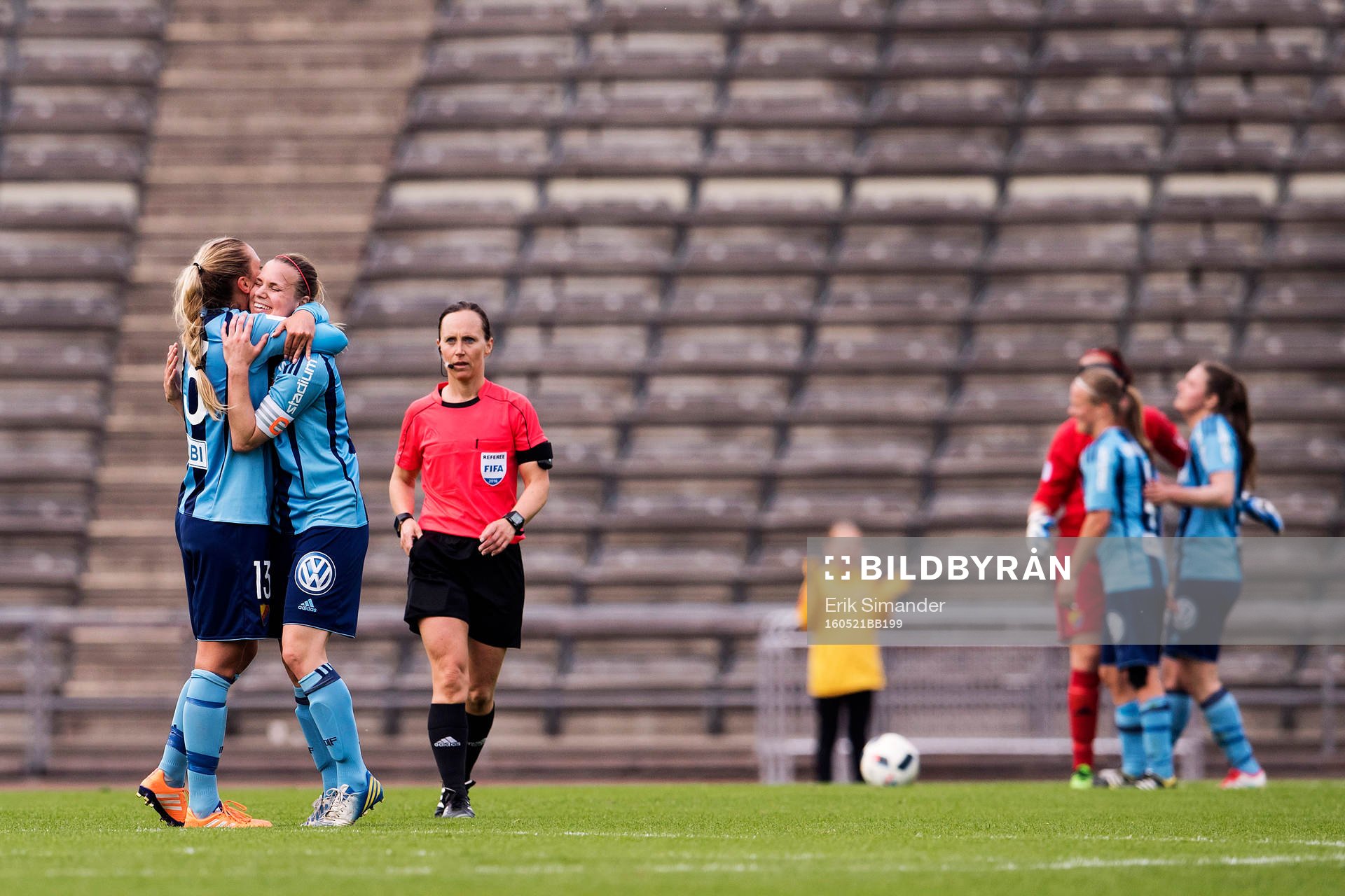 Djurgårdens Petronella Ekroth och Alexandra Höglund jublar