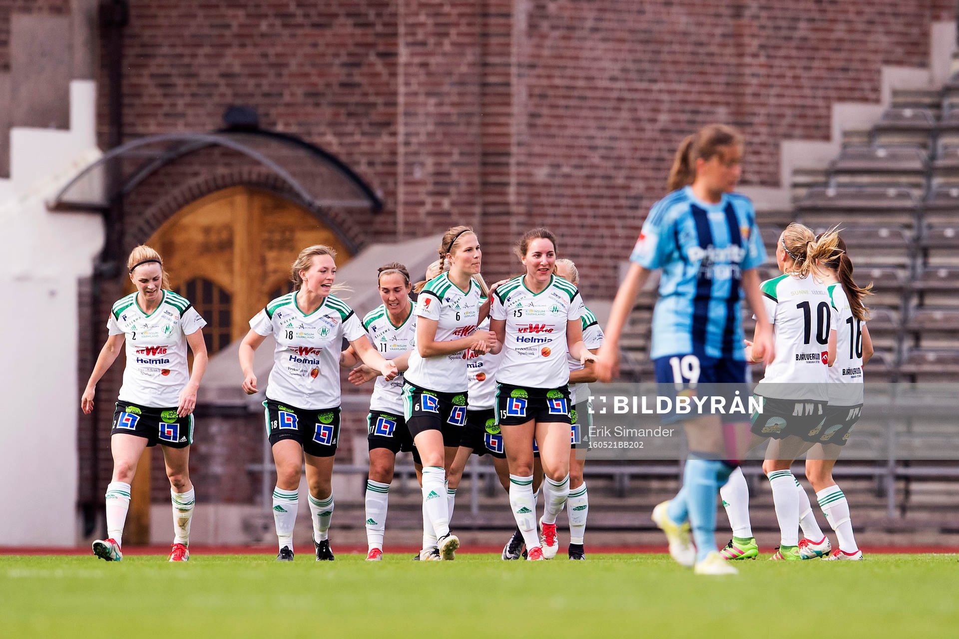 Mallbackens Antonia Göransson jublar tillsammans med resten av spelarna efter att ha gjort 2-1 under fotbollsmatchen i Damallsvenskan mellan Djurgården och Mallbacken den 21 maj 2016 i Stockholm.