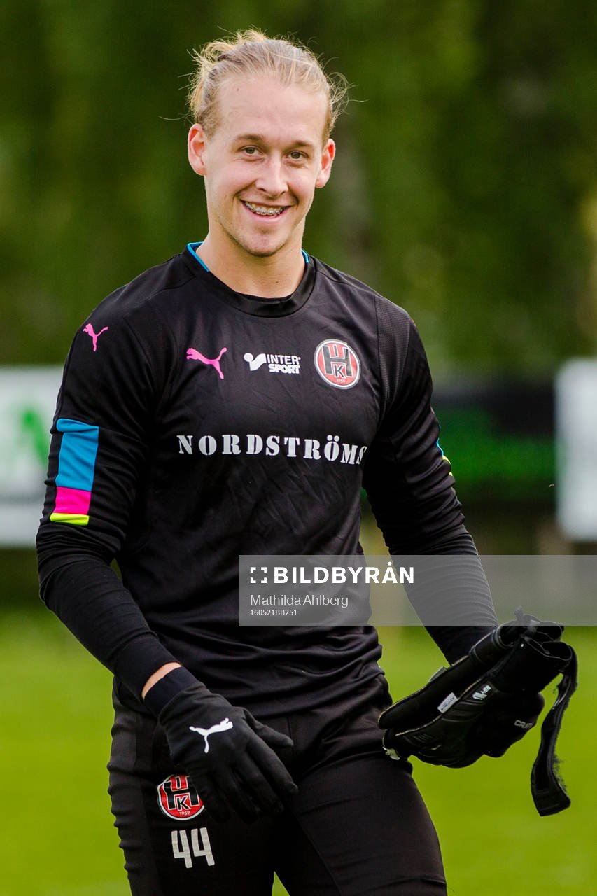 Hittarps målvakt Filip Bodenäs efter fotbollsmatchen i division 3 mellan Vejby och Hittarp  den 21 maj 2016 i Vejbystrand.