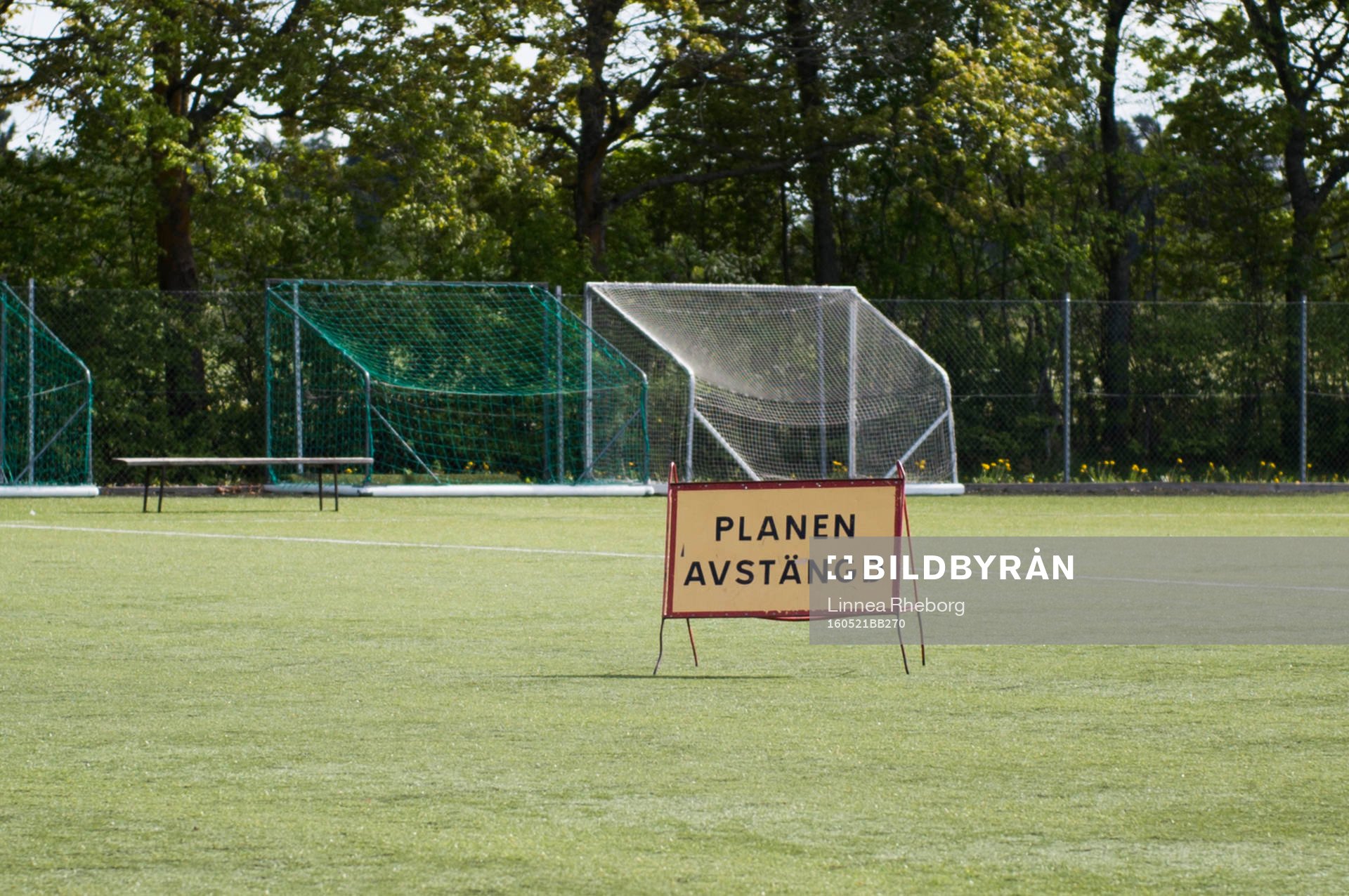 En skylt sitter uppe som säger att planen är avstängd under fotbollsmatchen i Superettan mellan IK Frej och Örgryte den 21 maj 2016 i Täby. 