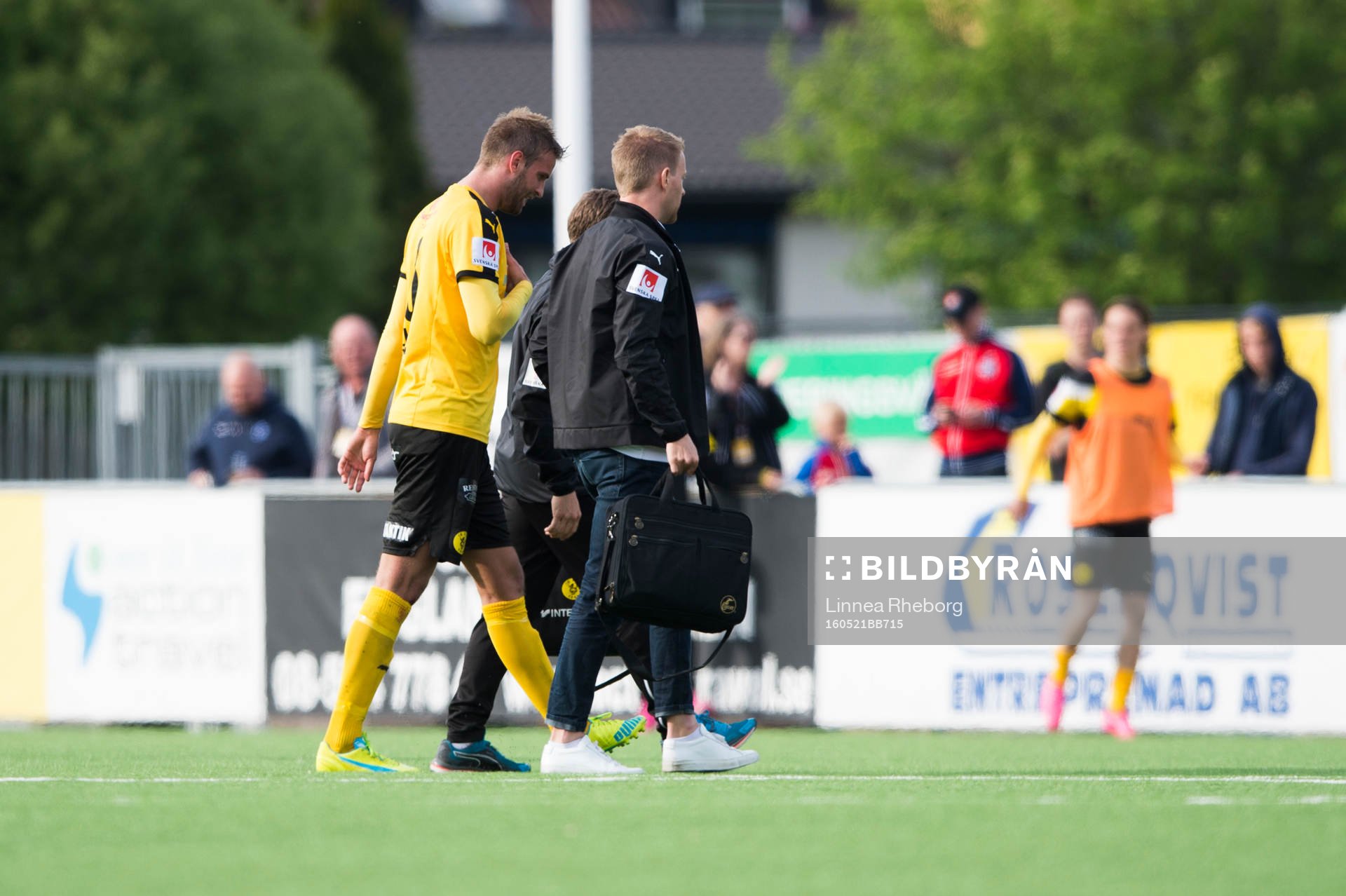 Frejs Johannes Gustafsson lämnar planen skadad