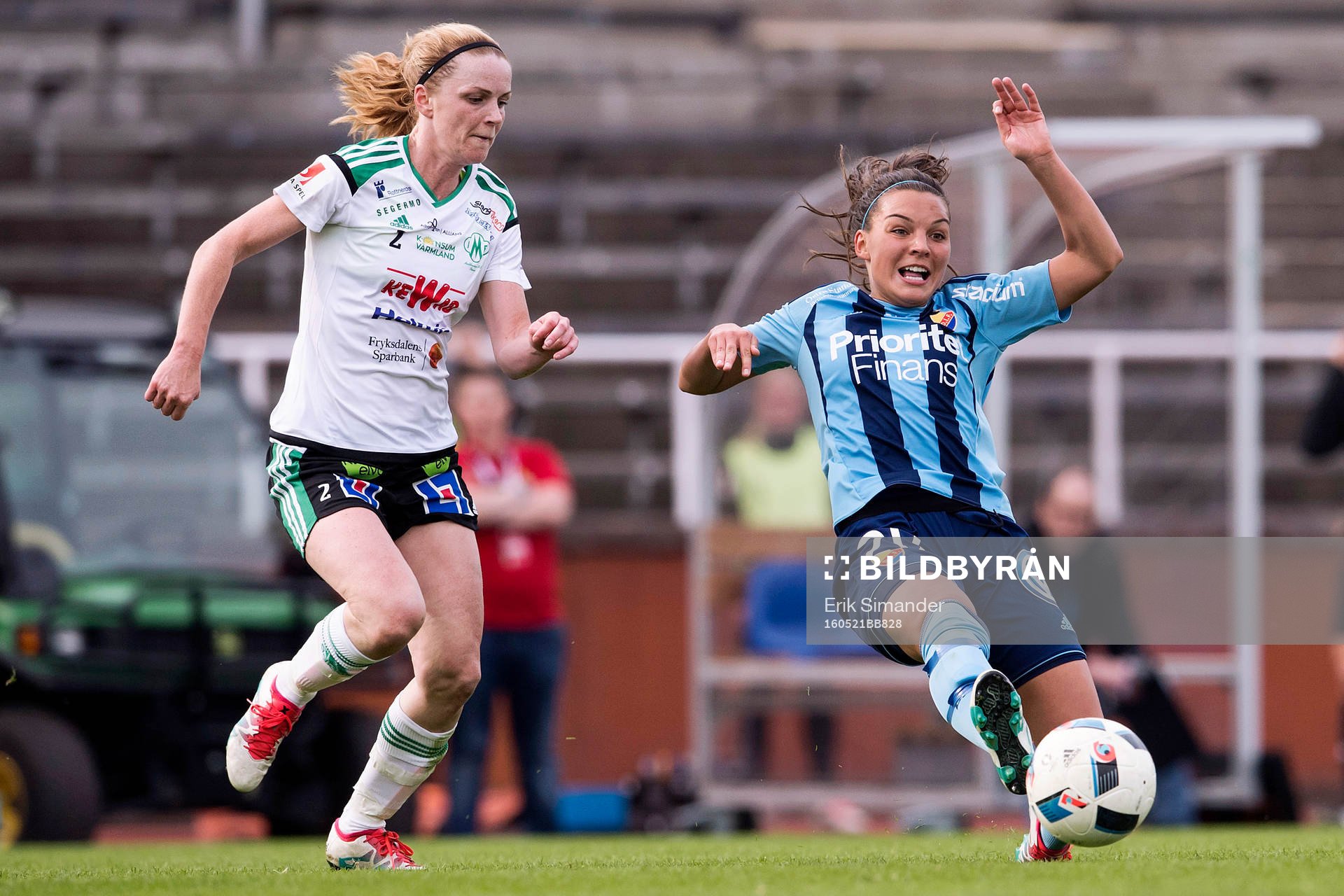 Djurgårdens Johanna Rytting Kaneryd jagas av Mallbackens