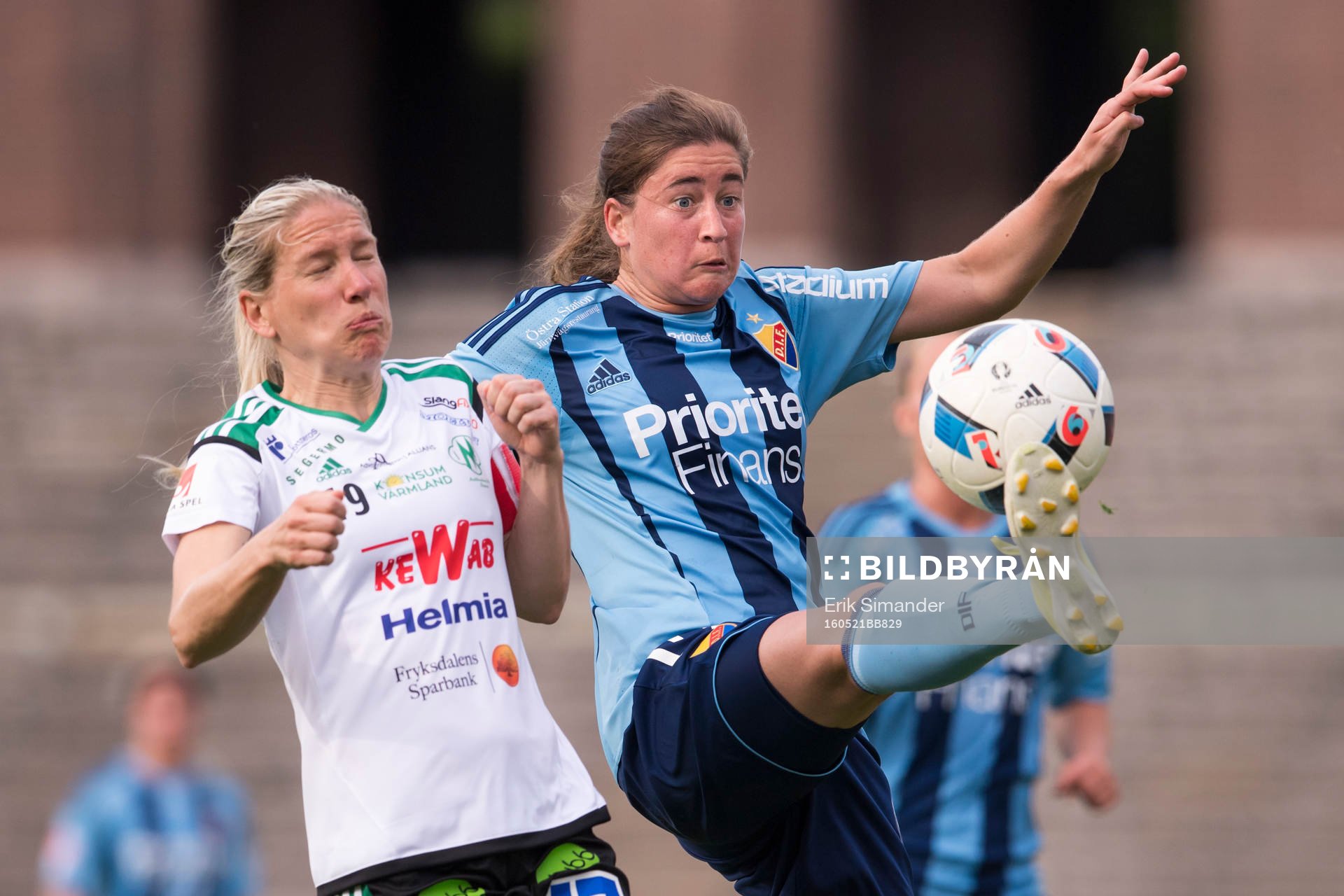 Djurgårdens Carolina Mendes och Mallbackens Frida