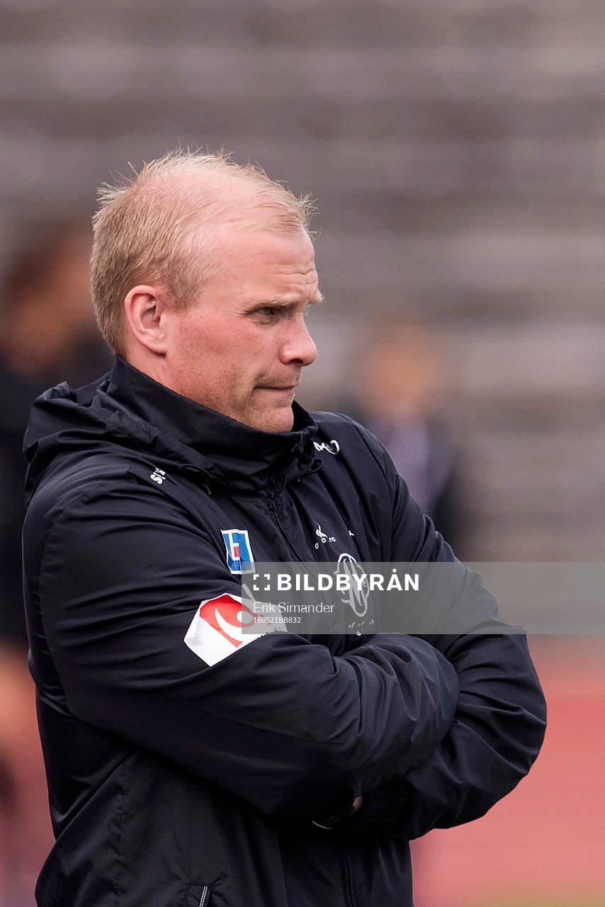 Mallbackens tränare David Uvenclir under fotbollsmatchen i Damallsvenskan mellan Djurgården och Mallbacken den 21 maj 2016 i Stockholm.