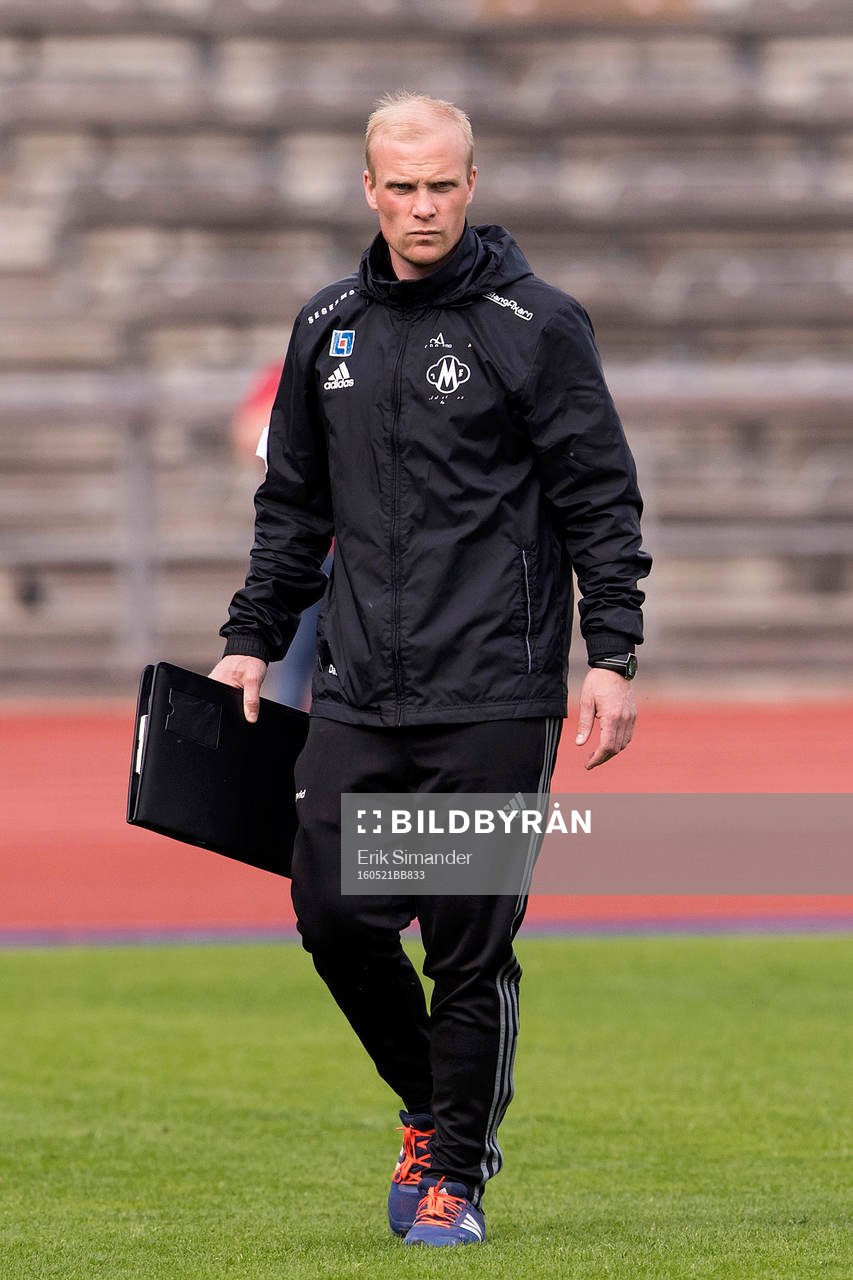 Mallbackens tränare David Uvenclir under fotbollsmatchen i Damallsvenskan mellan Djurgården och Mallbacken den 21 maj 2016 i Stockholm.