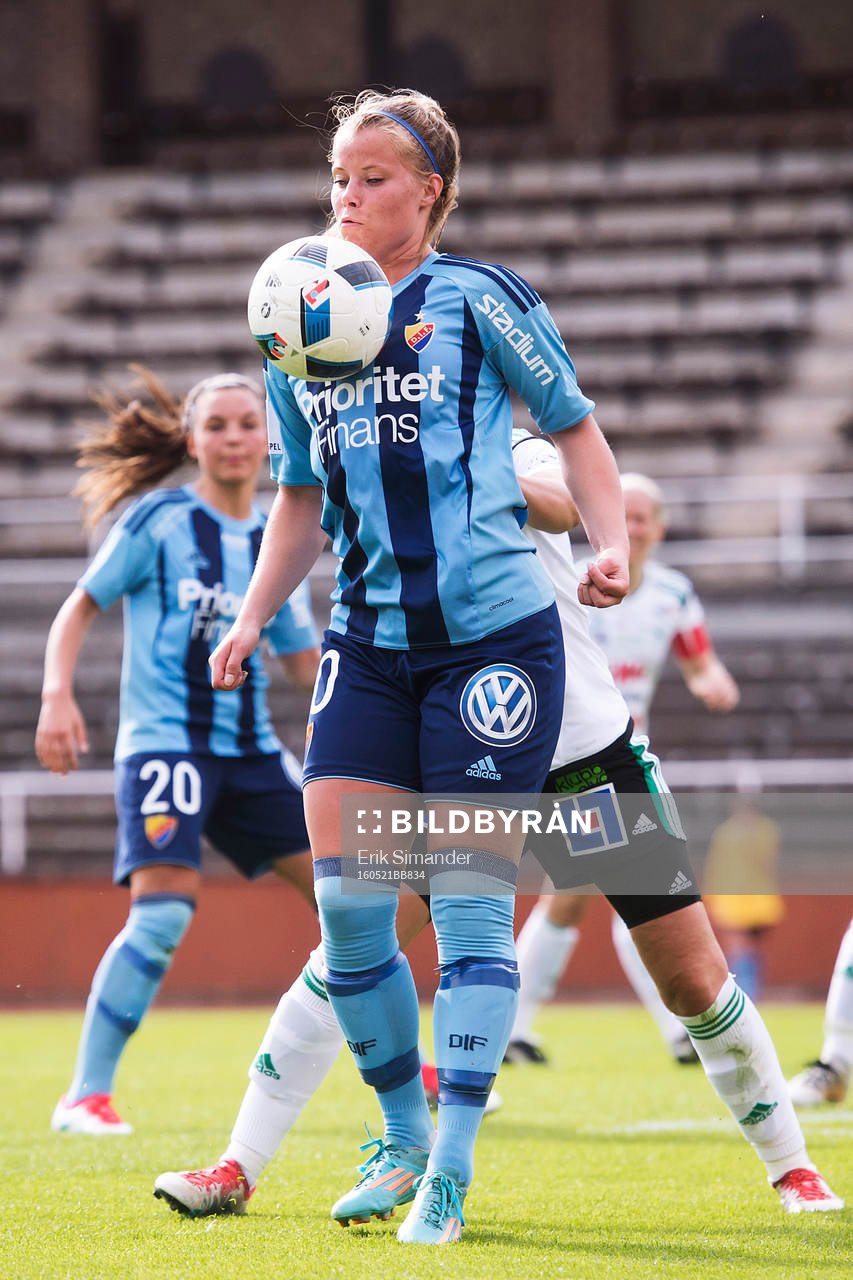 Djurgårdens Madeleine Stegius tar emot bollen