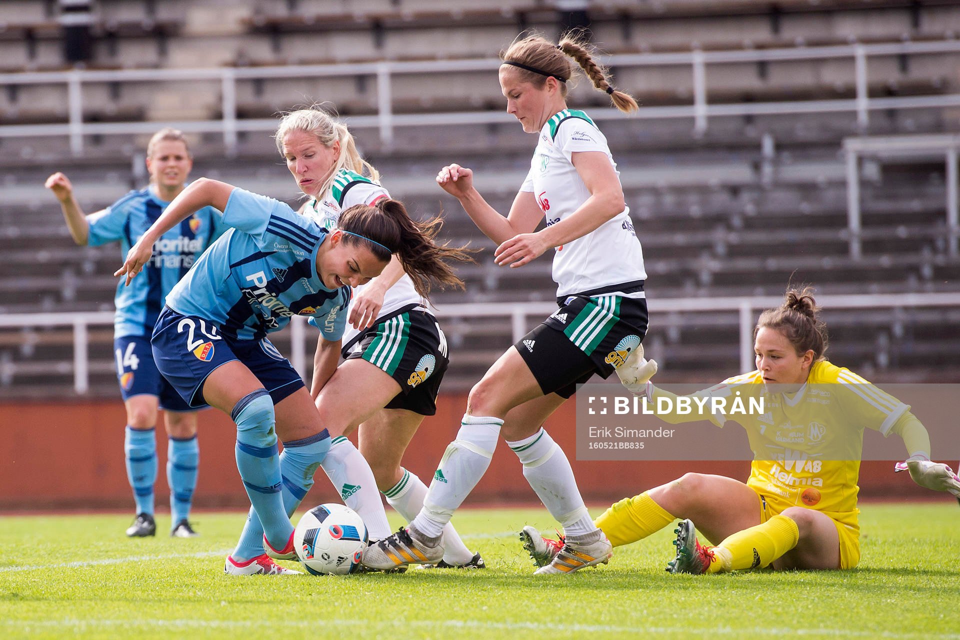 Djurgårdens Johanna Rytting Kaneryd med bollen