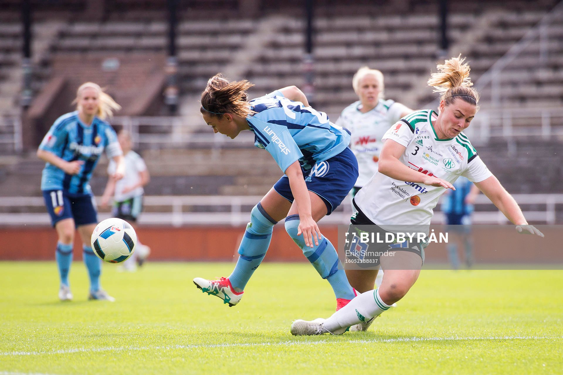 Djurgårdens Madeleine Stegius och Mallbackens Anna Green i
