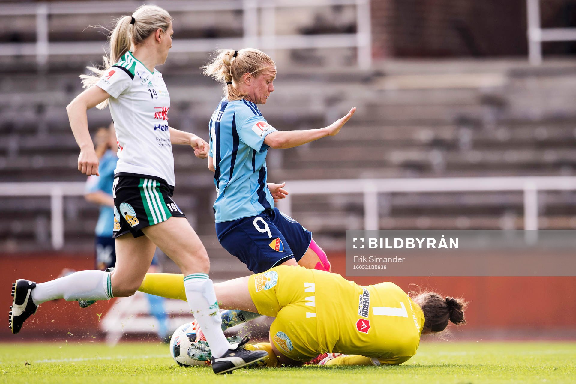 Djurgårdens Mia Jalkerud stoppas av Mallbackens målvakt Lee Alexander under fotbollsmatchen i Damallsvenskan mellan Djurgården och Mallbacken den 21 maj 2016 i Stockholm.