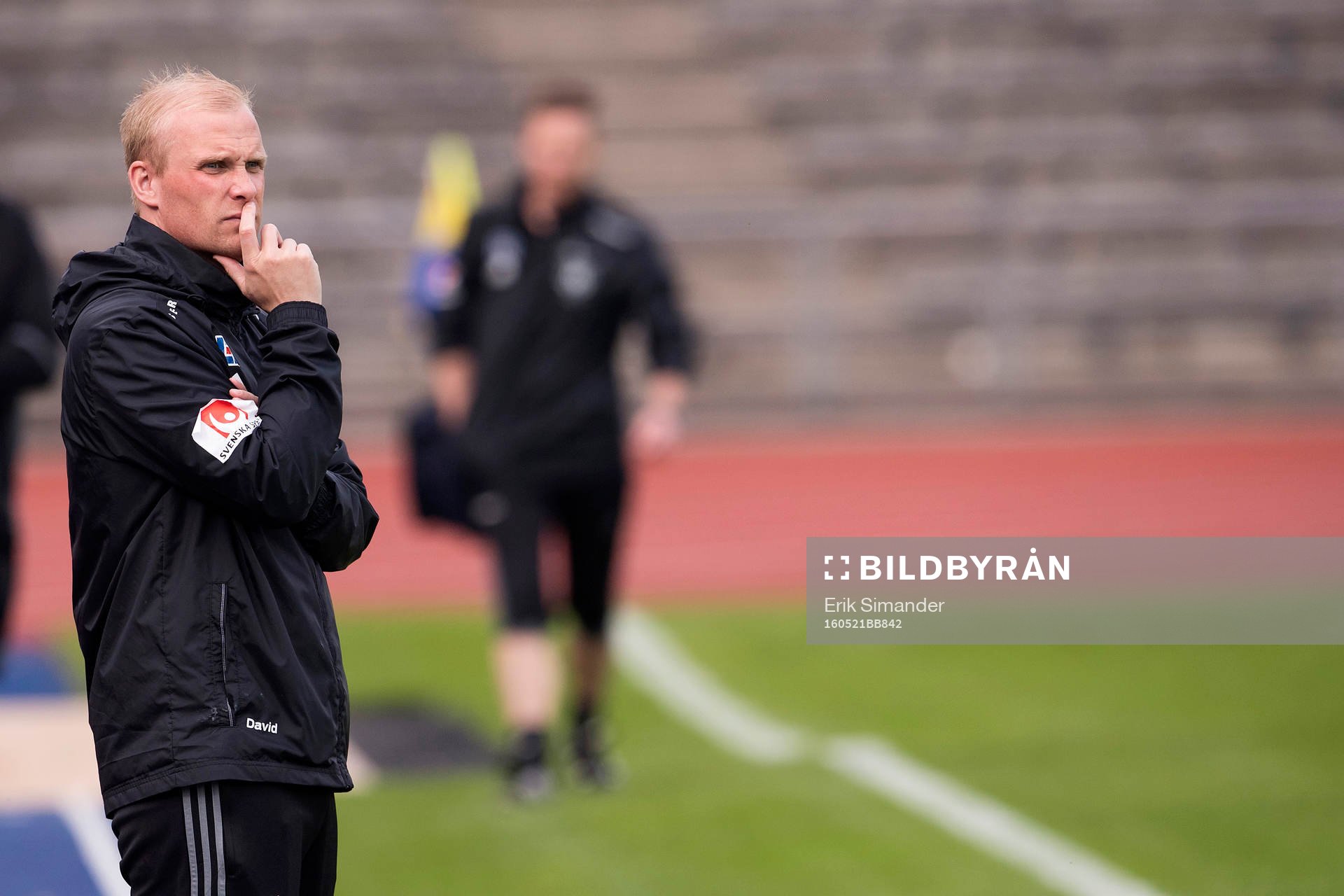 Mallbackens tränare David Uvenclir under fotbollsmatchen i Damallsvenskan mellan Djurgården och Mallbacken den 21 maj 2016 i Stockholm.