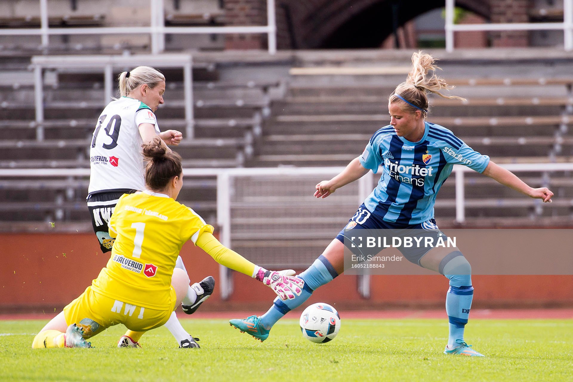Djurgårdens Madeleine Stegius ser på när Mallbackens