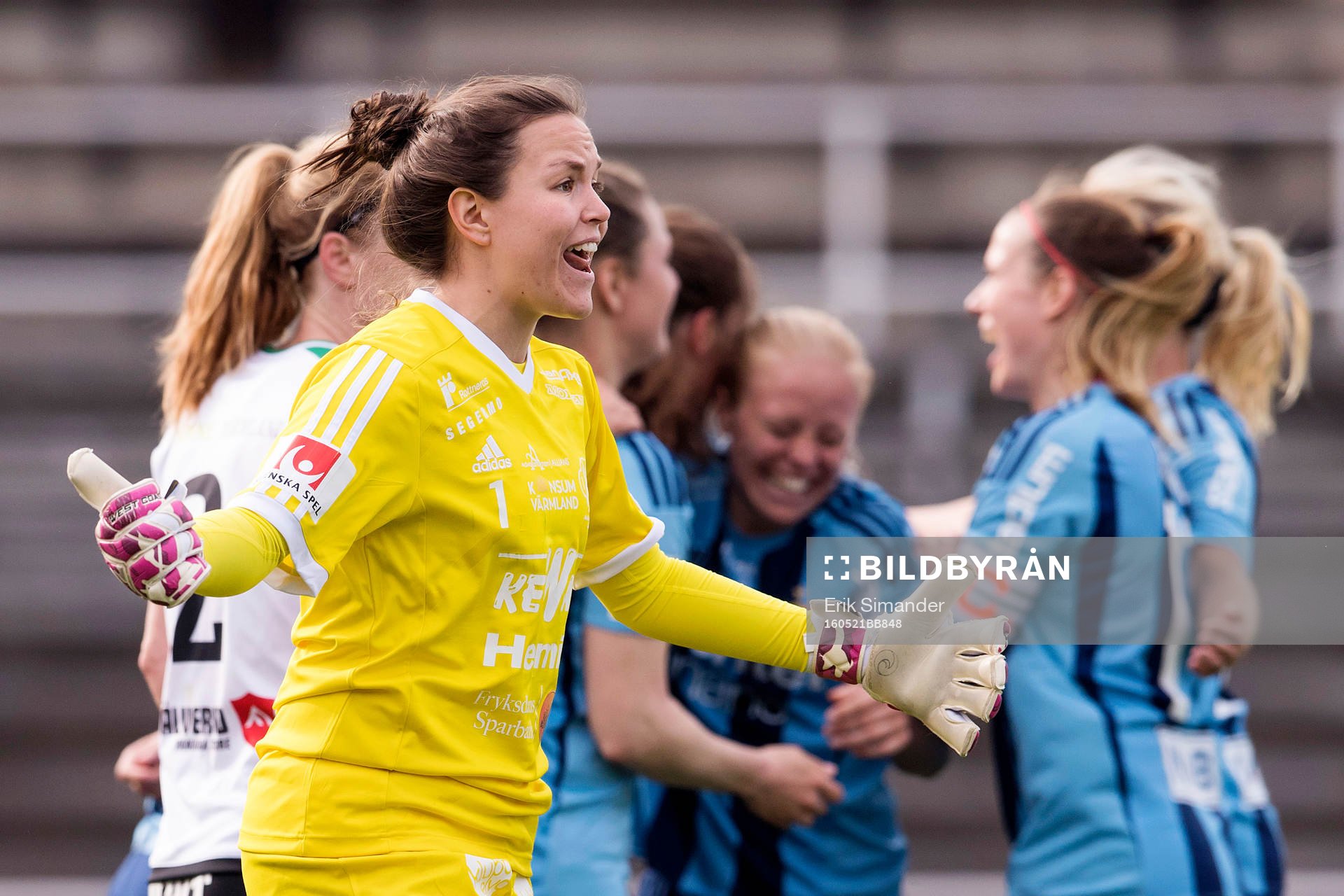 Mallbackens målvakt Lee Alexander protesterar efter Djurgårdens 2-0-mål under fotbollsmatchen i Damallsvenskan mellan Djurgården och Mallbacken den 21 maj 2016 i Stockholm.