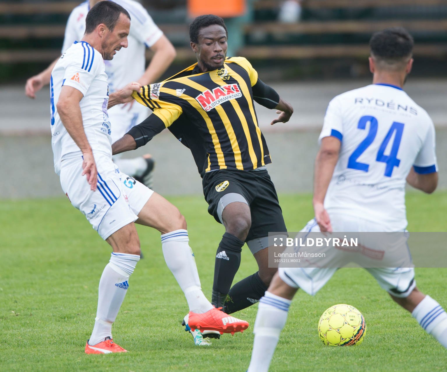 IFK Hässleholms Kojo Annor dras i tröjan i matchen i