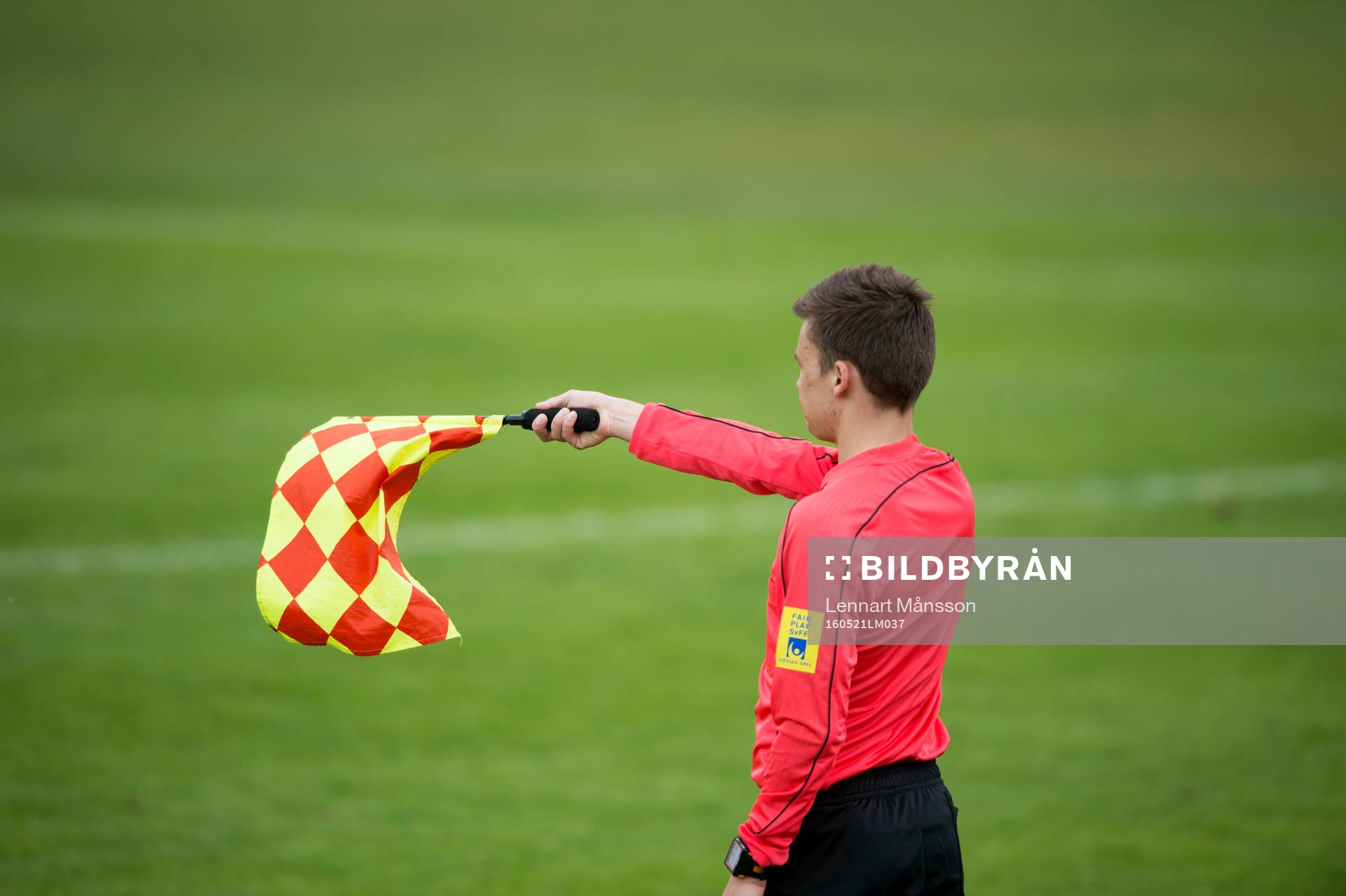 Assisterande domare vinkar för offside i matchen i division 2 mellan IFK Hässleholm och IFK Berga i Hässleholm 21 maj  2016.