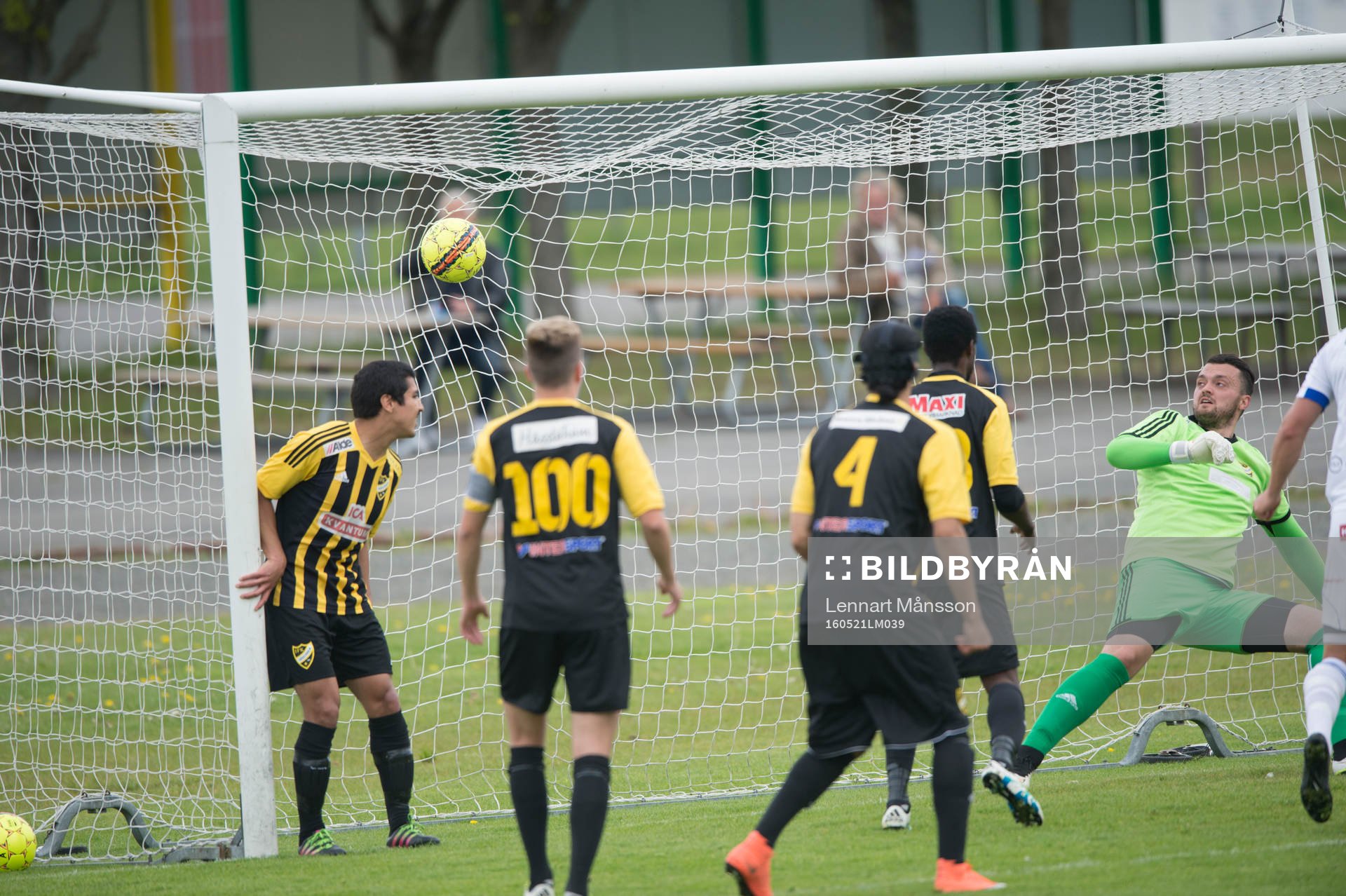 Mål bakom IFK Hässleholms Krenar Ejupi i matchen i