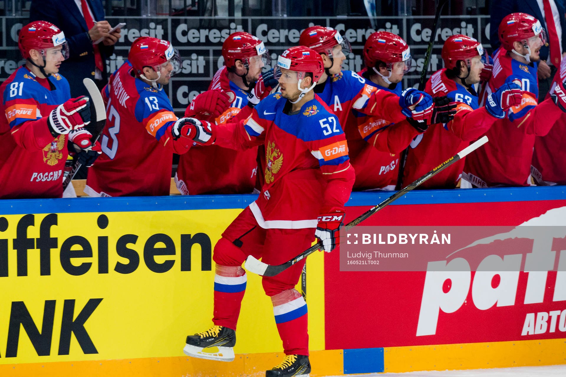 Rysslands Sergei Shirokov jublar med bänken