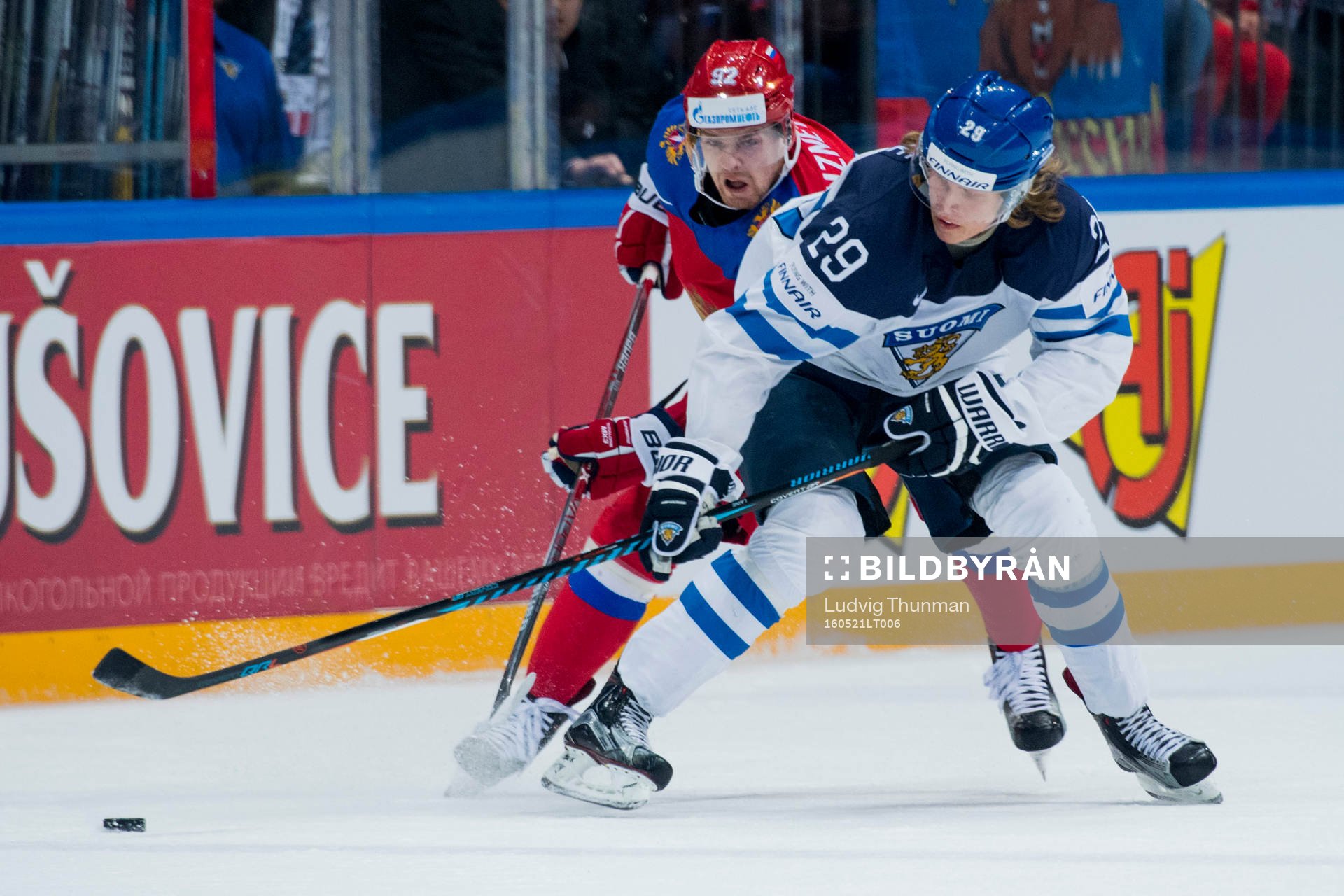 Rysslands Yevgeni Kuznetsov jagar Finlands Patrik Laine