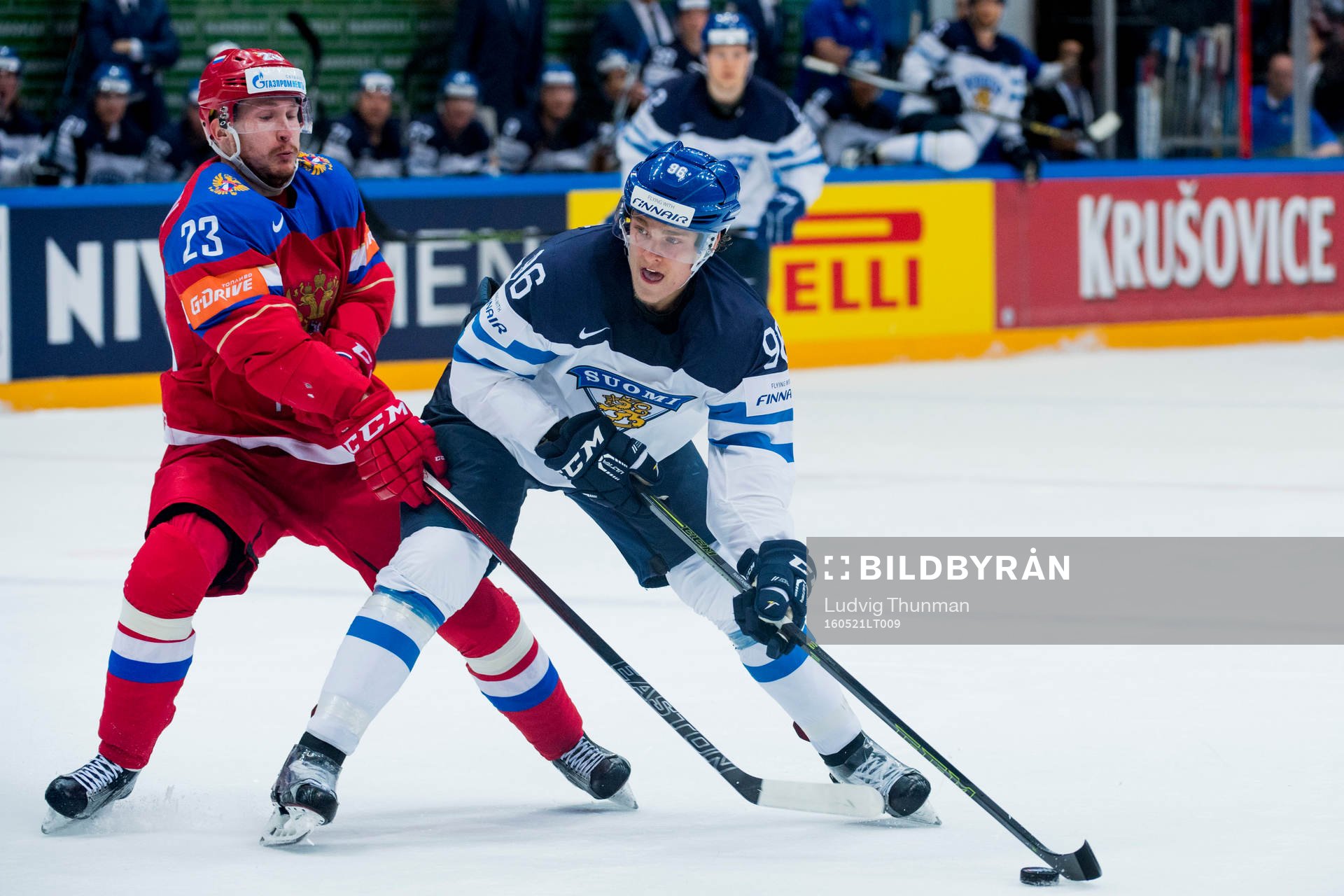 Rysslands Roman Lyubimov jagar Finlands Mikko Rantanen