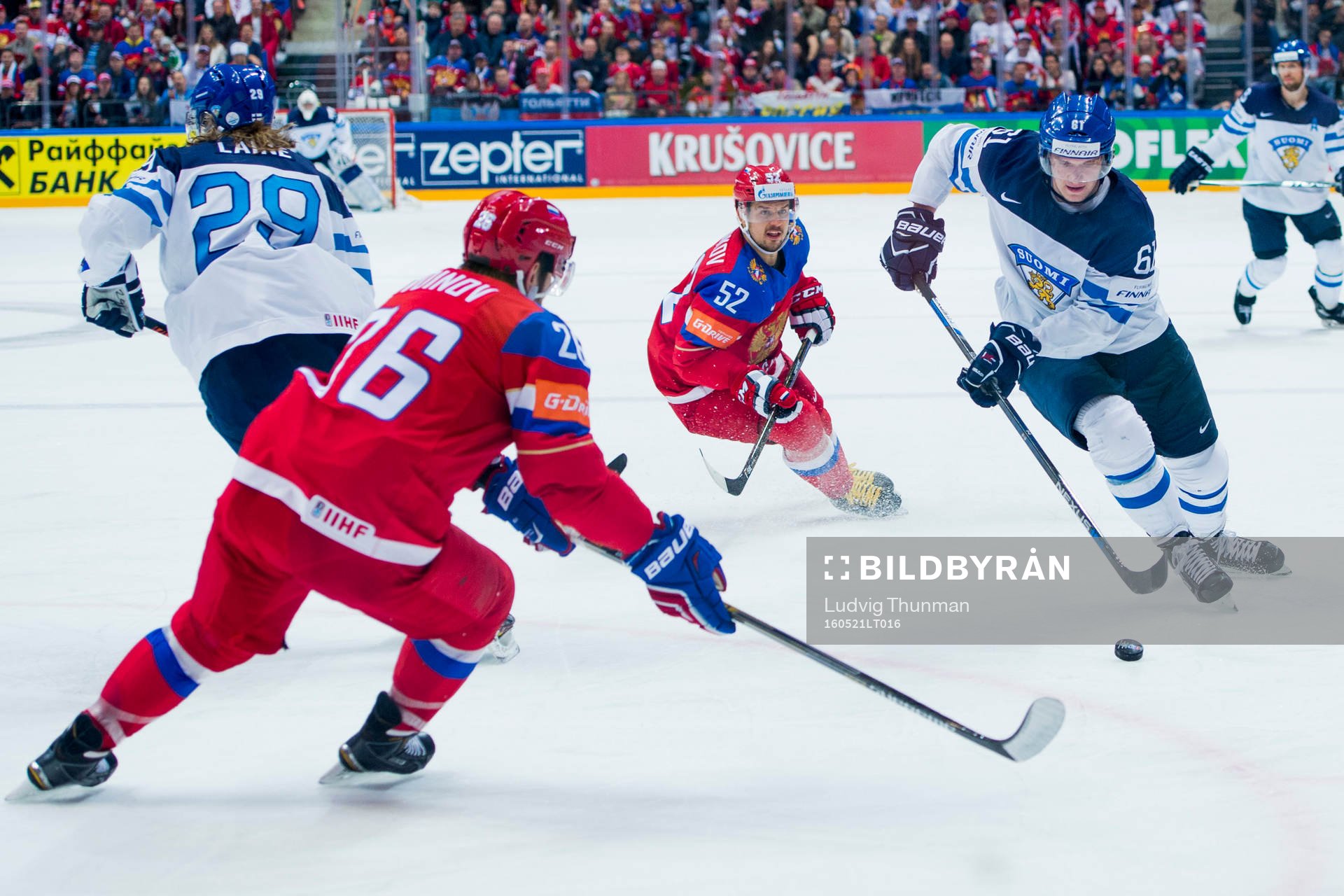 Finlands Aleksander Barkov bevakas av Rysslands Vyacheslav