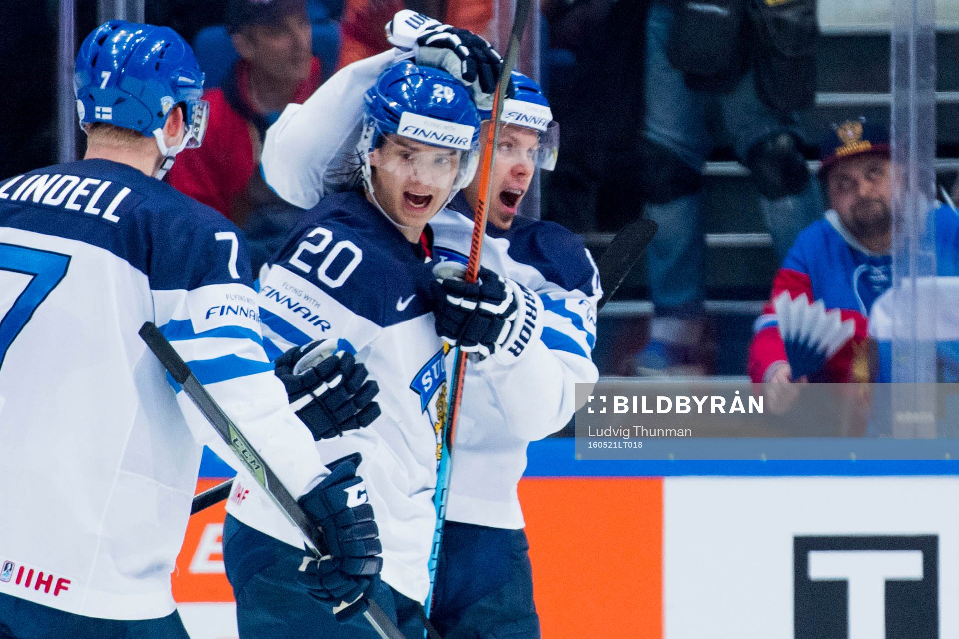 Finlands Sebastian Aho kramas om av Aleksander Barkov