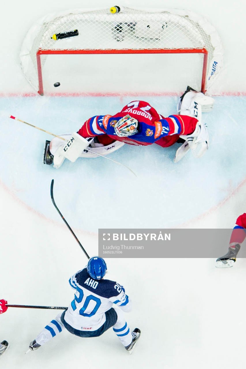 Finlands Sebastian Aho gör 1-1 bakom Rysslands målvakt