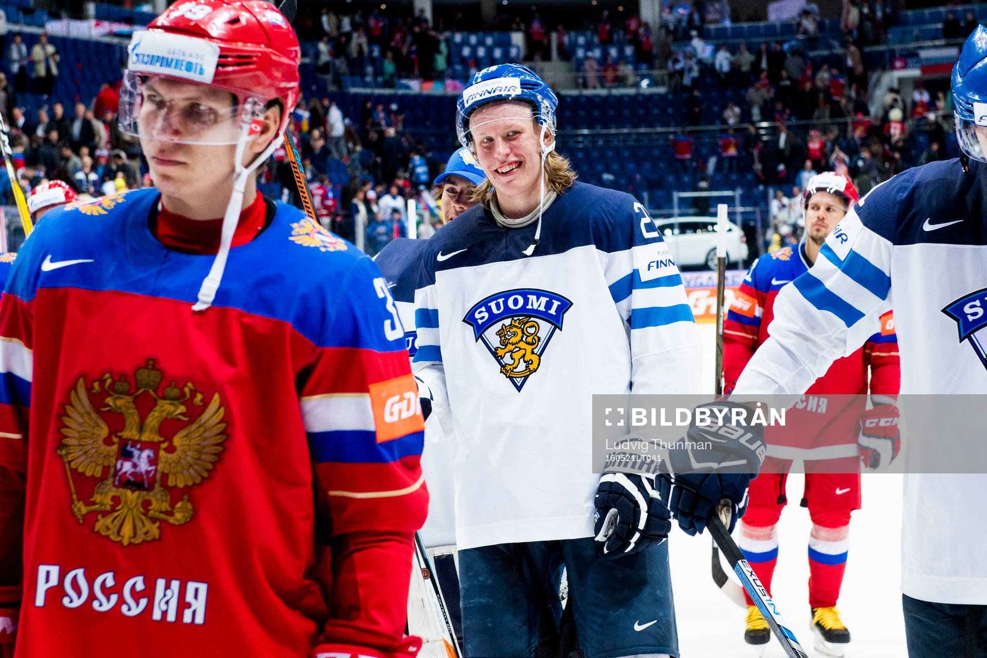 Finlands Patrik Laine jublar när han lämnar planen
