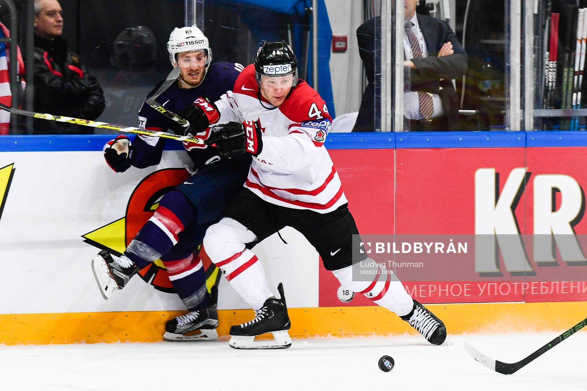 s Jordan Schroeder och Kanadas Morgan Rielly