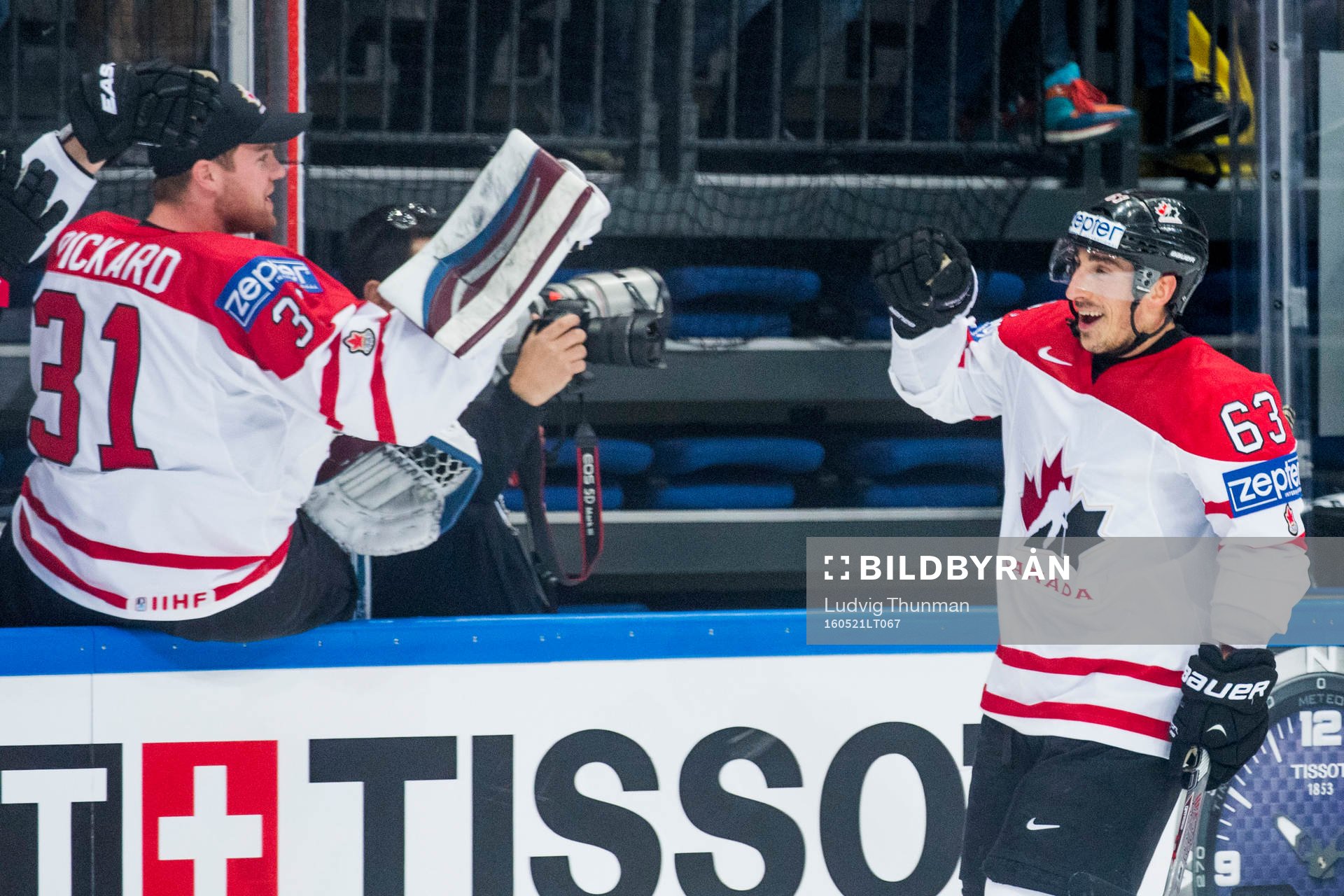 Kanadas Brad Marchand firar ham gjort 2-0 med Calvin Pickard