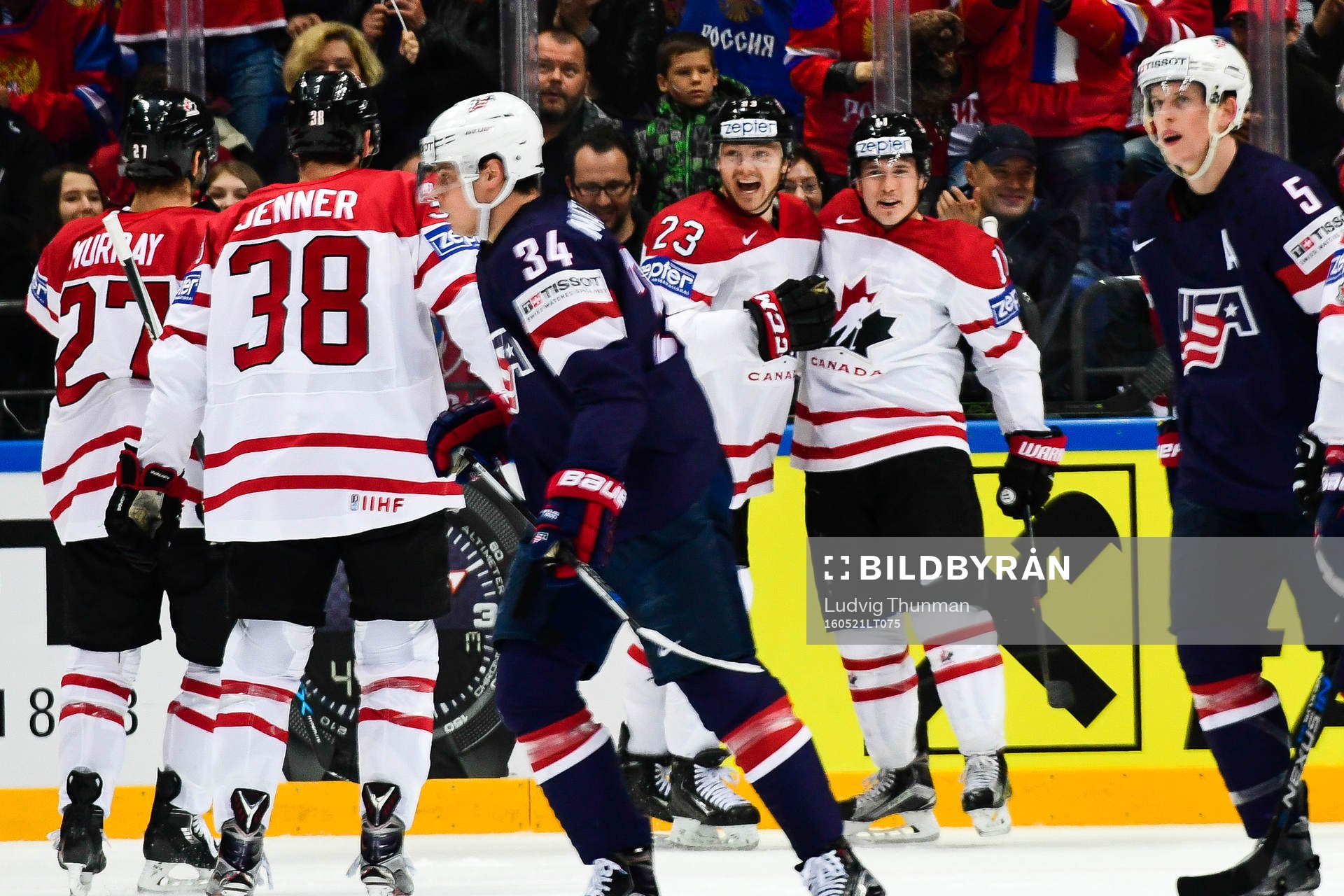 Kanadas Brendan Gallagher och Sam Reinhart jublar