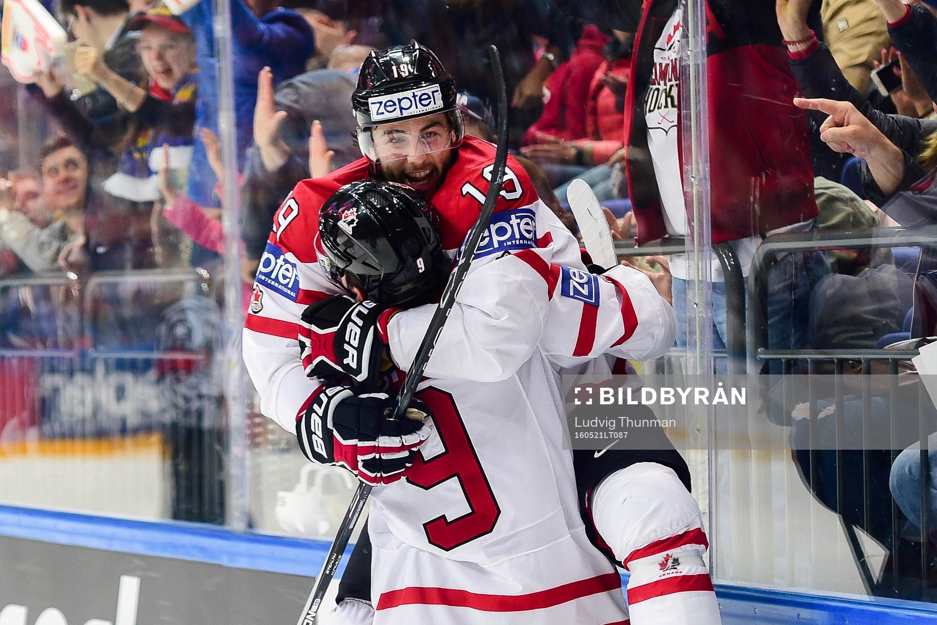 Kanadas Derick Brassard och Matt Duchene  jublar
