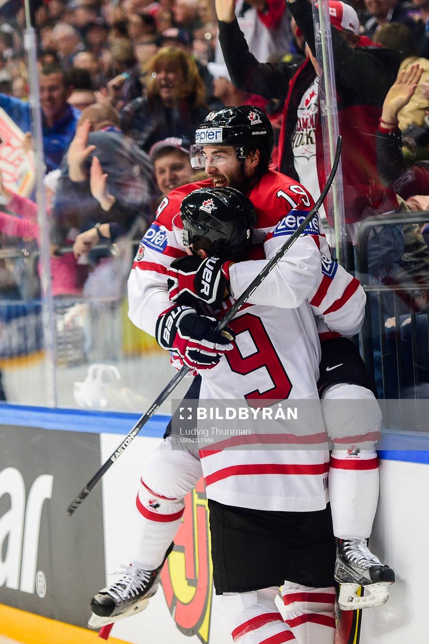 Kanadas Derick Brassard och Matt Duchene  jublar
