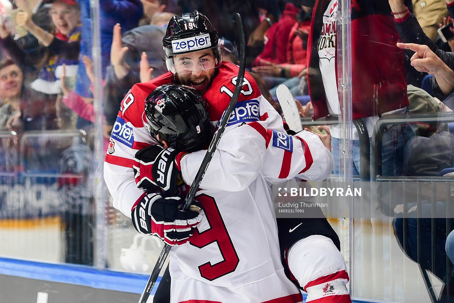 Kanadas Derick Brassard och Matt Duchene  jublar
