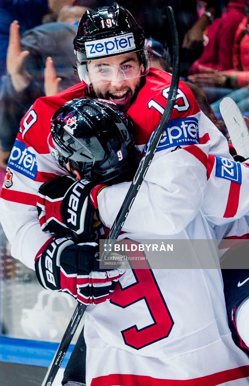 Kanadas Derick Brassard jublar i famnen på Matt Duchene