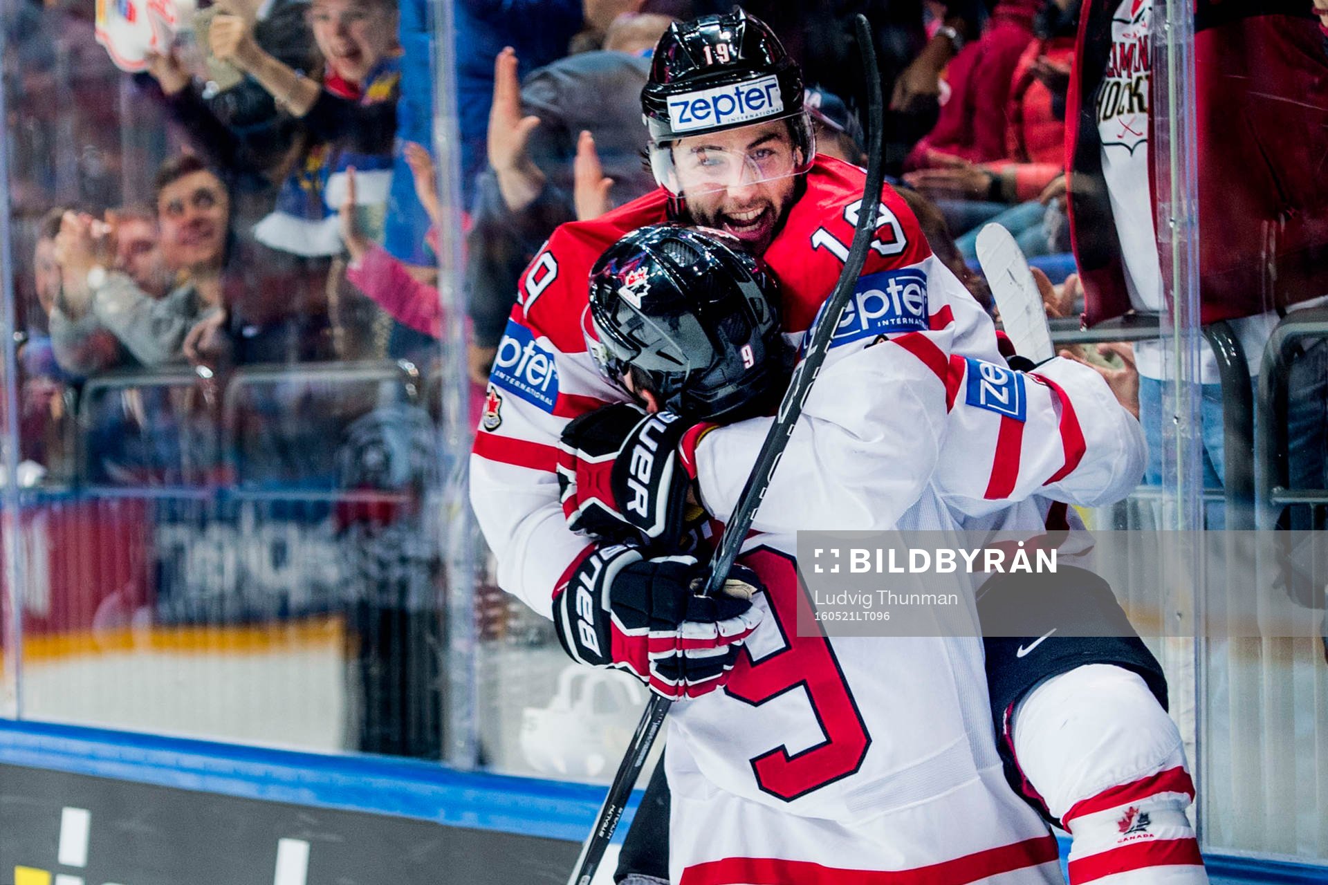 Kanadas Derick Brassard jublar i famnen på Matt Duchene