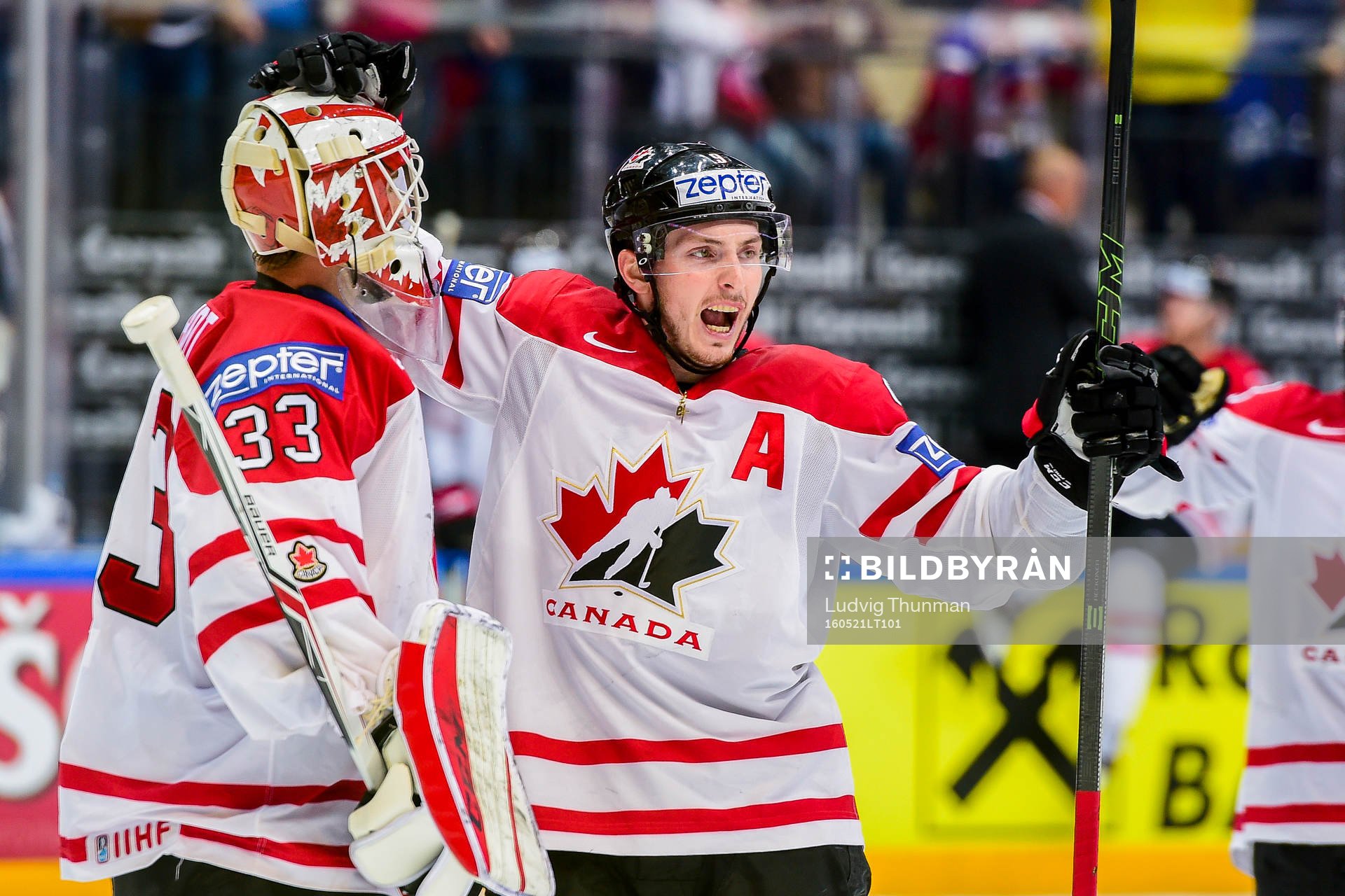 Kanadas målvakt Cam Talbot och Matt Duchene jublar