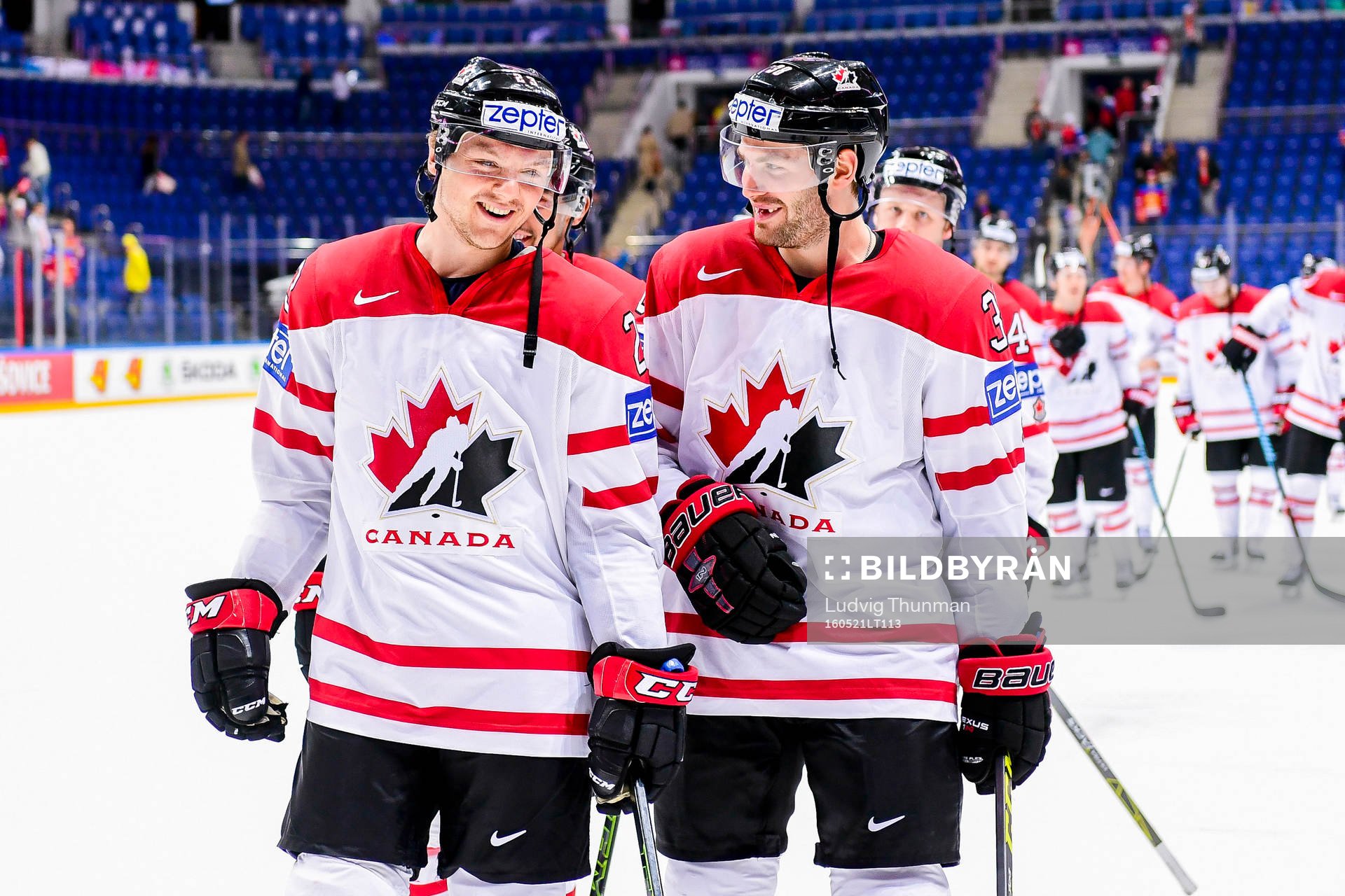 Kanadas Sam Reinhart och Boone Jenner  jublar