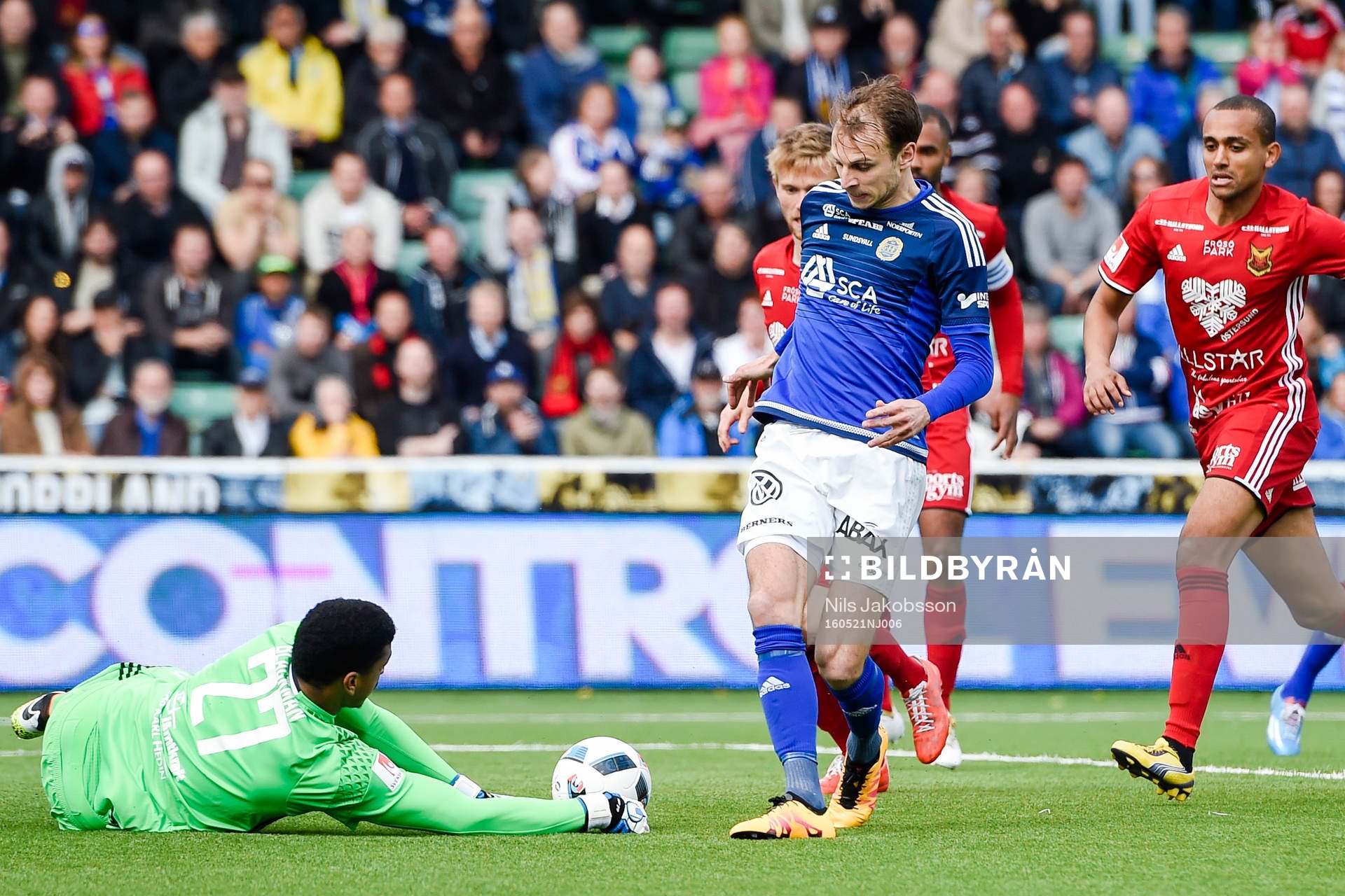 Sundsvalls Lars Christian Krogh Gerson med målchans mot Östersunds målvakt Jamal Blackman under fotbollsmatchen i Allsvenskan mellan GIF Sundsvall och Östersund den 21 maj 2016 i Sundsvall.