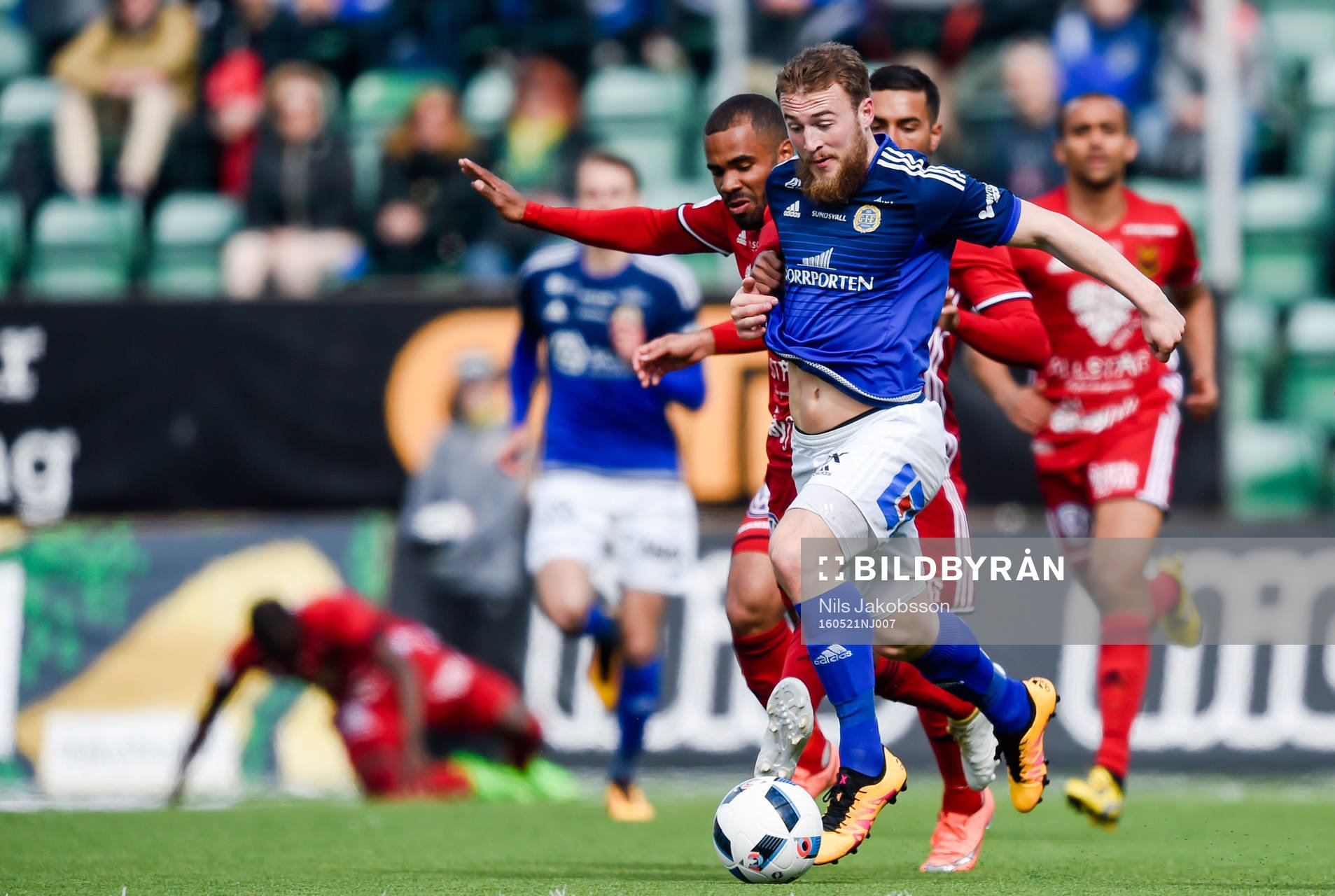 Sundsvalls Runar Sigurjonsson och Östersunds Alex Dyer