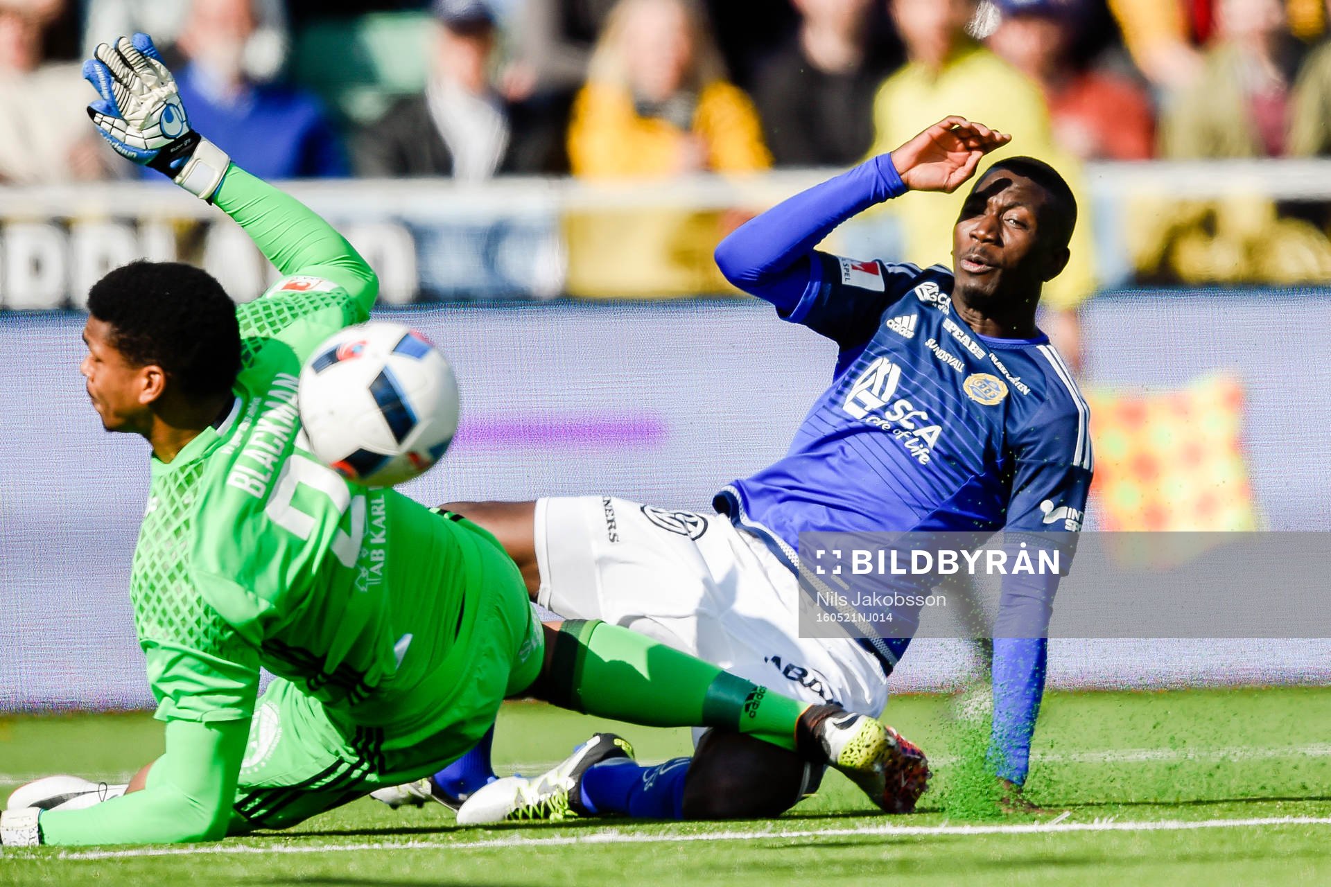 Sundsvalls Pa Amat Dibba gör 1-0 bakom Östersunds målvakt Jamal Blackman under fotbollsmatchen i Allsvenskan mellan GIF Sundsvall och Östersund den 21 maj 2016 i Sundsvall.