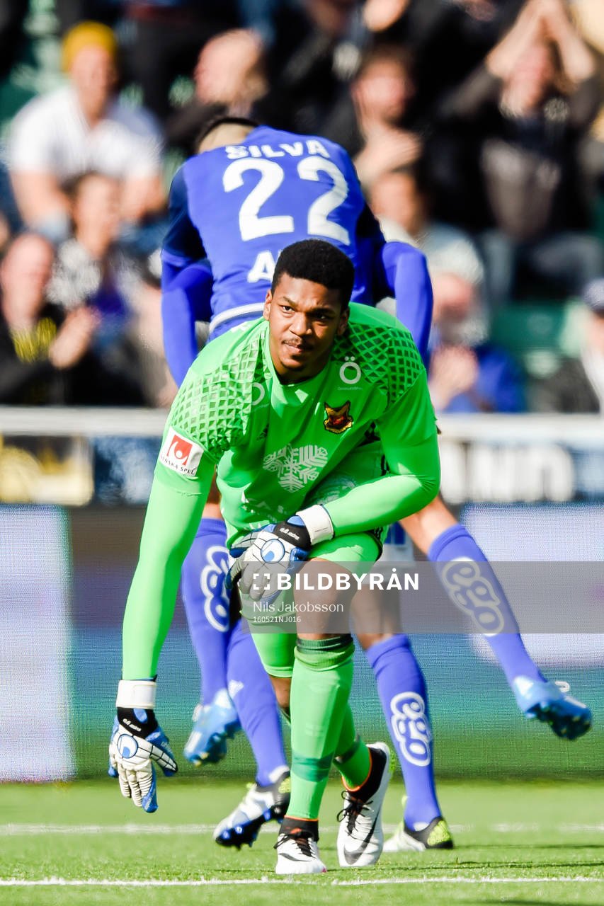 Östersunds målvakt Jamal Blackman deppar