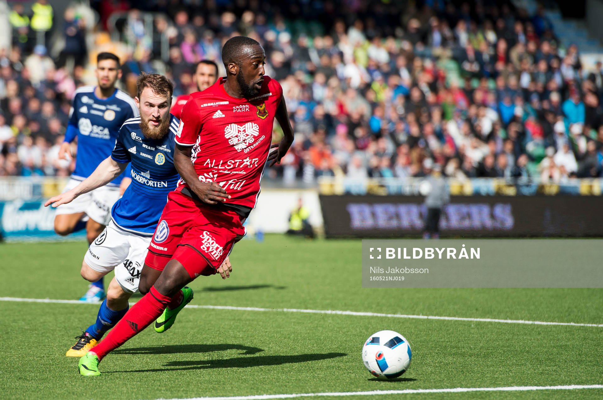 Sundsvalls Runar Sigurjonsson och Östersunds Ronald Mukiibi