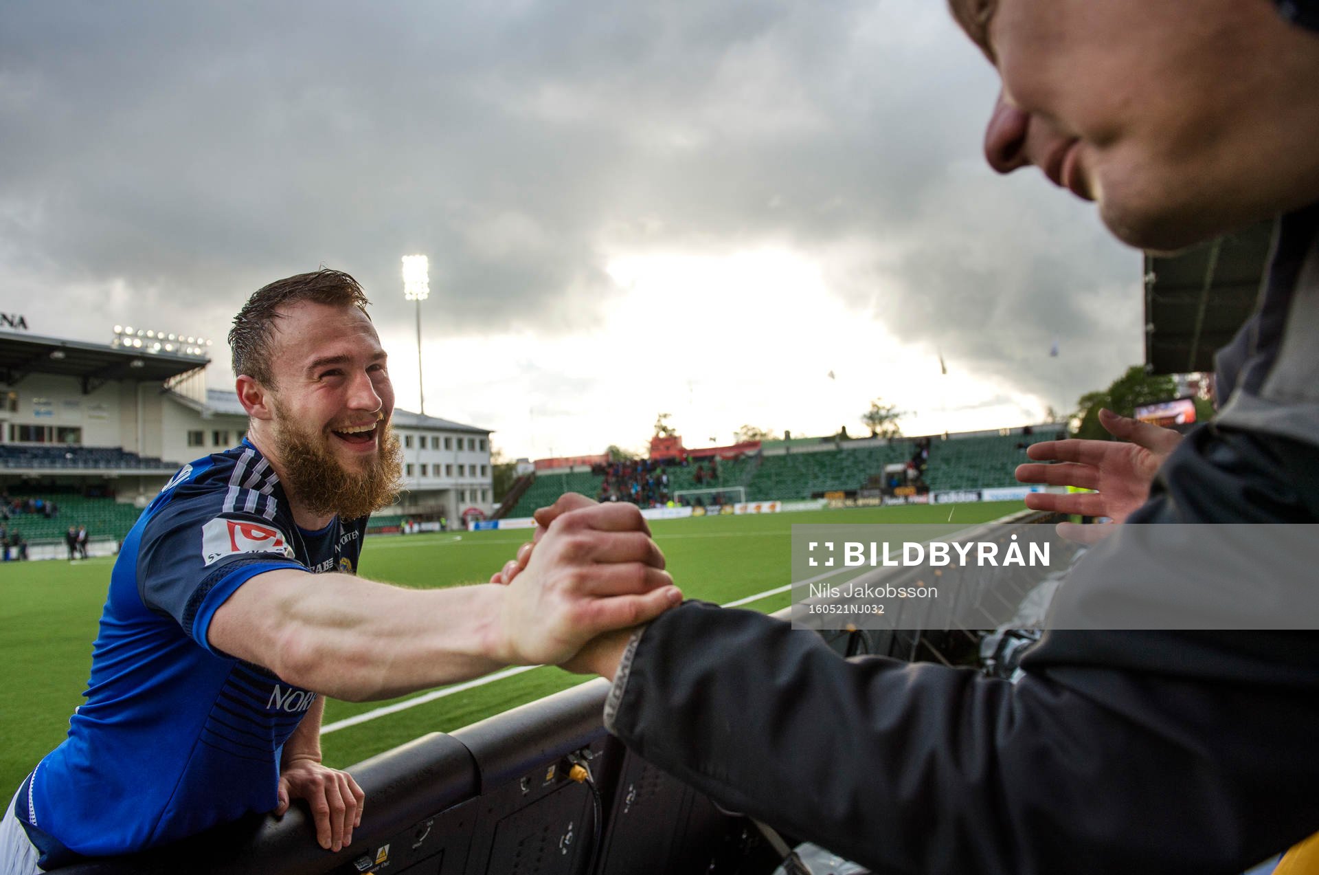 Sundsvalls Runar Sigurjonsson jublar med en supporter