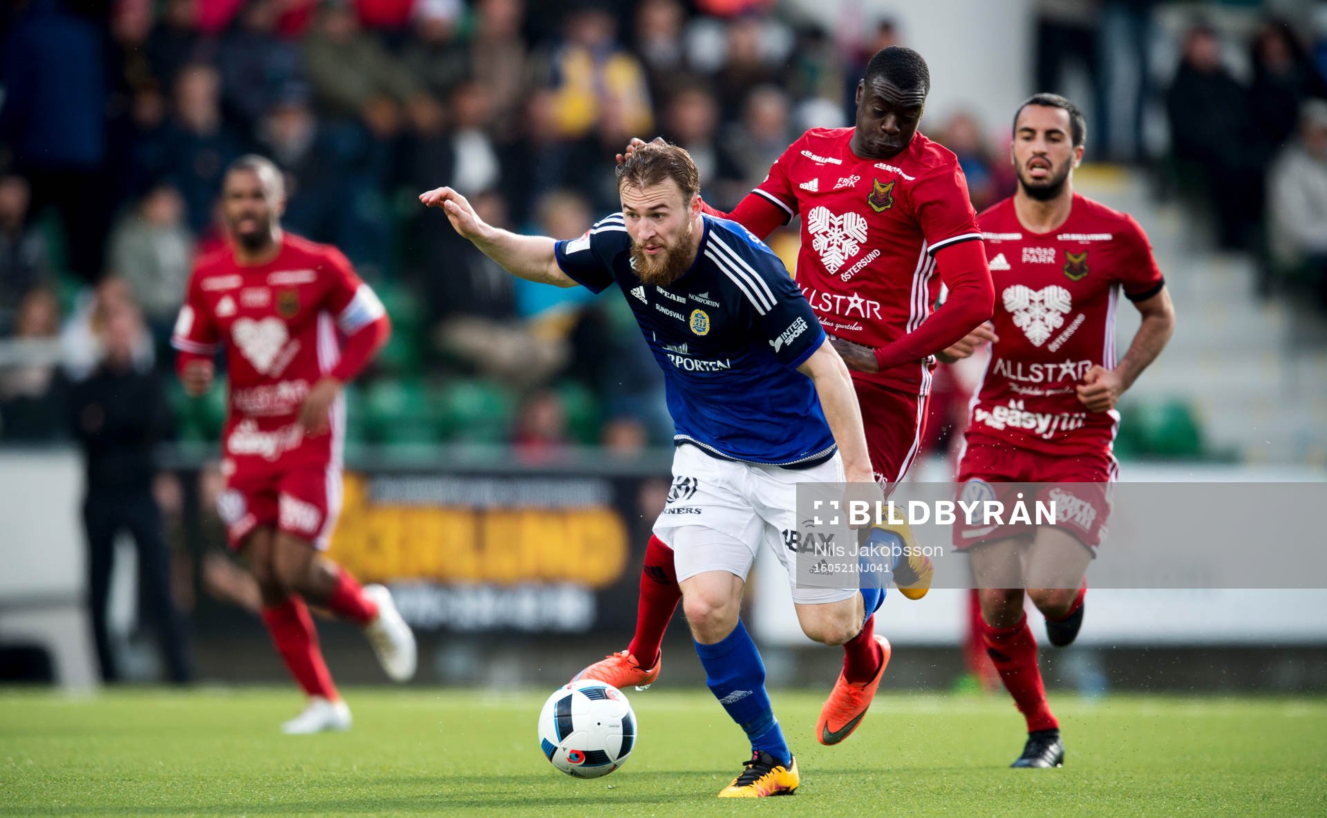 Sundsvalls Runar Sigurjonsson och Östersunds Ken Sema