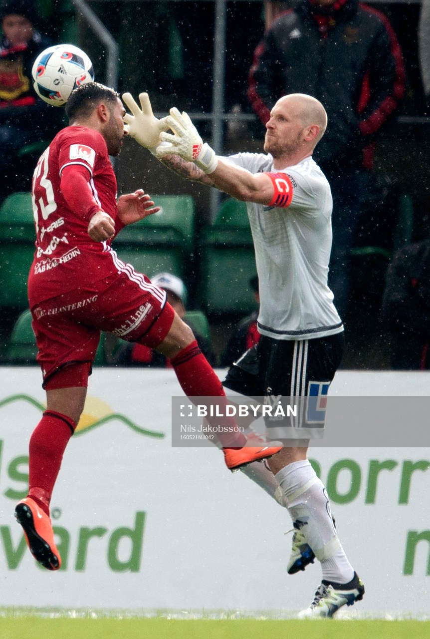 Östersunds Saman Ghoddos och Sundsvalls målvakt Tommy