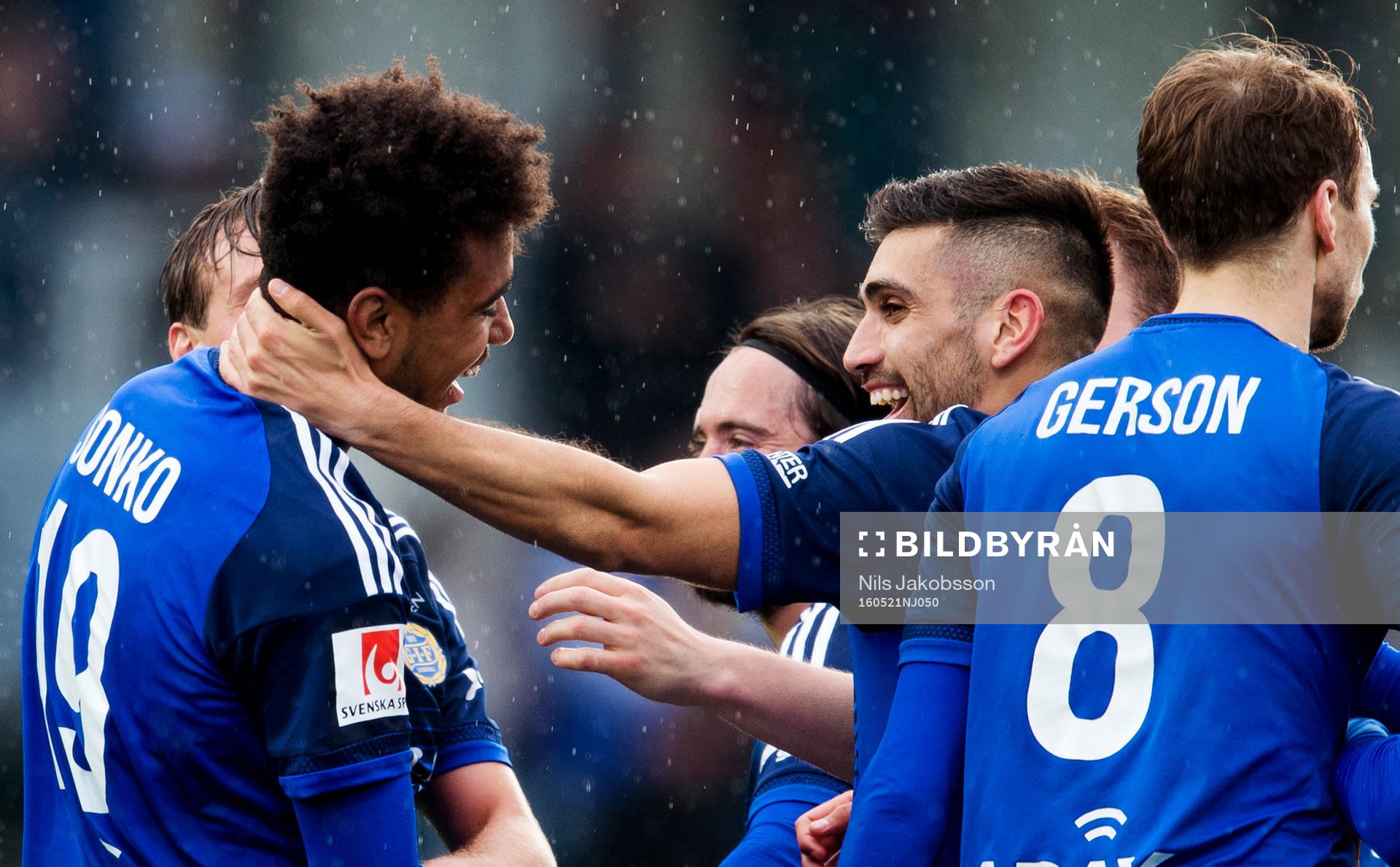 Sundsvalls Stefan Silva jublar med Noah Sonko Sundberg som