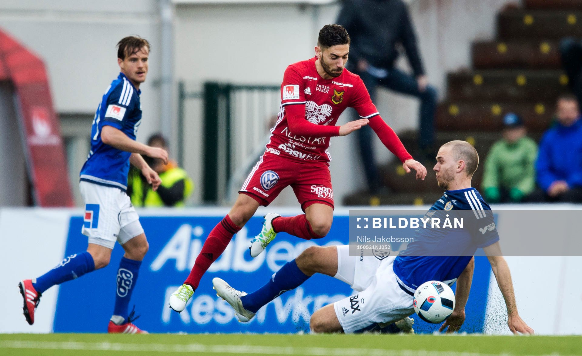 Sundsvalls Marcus Danielson glidtacklar Östersunds Gabriel