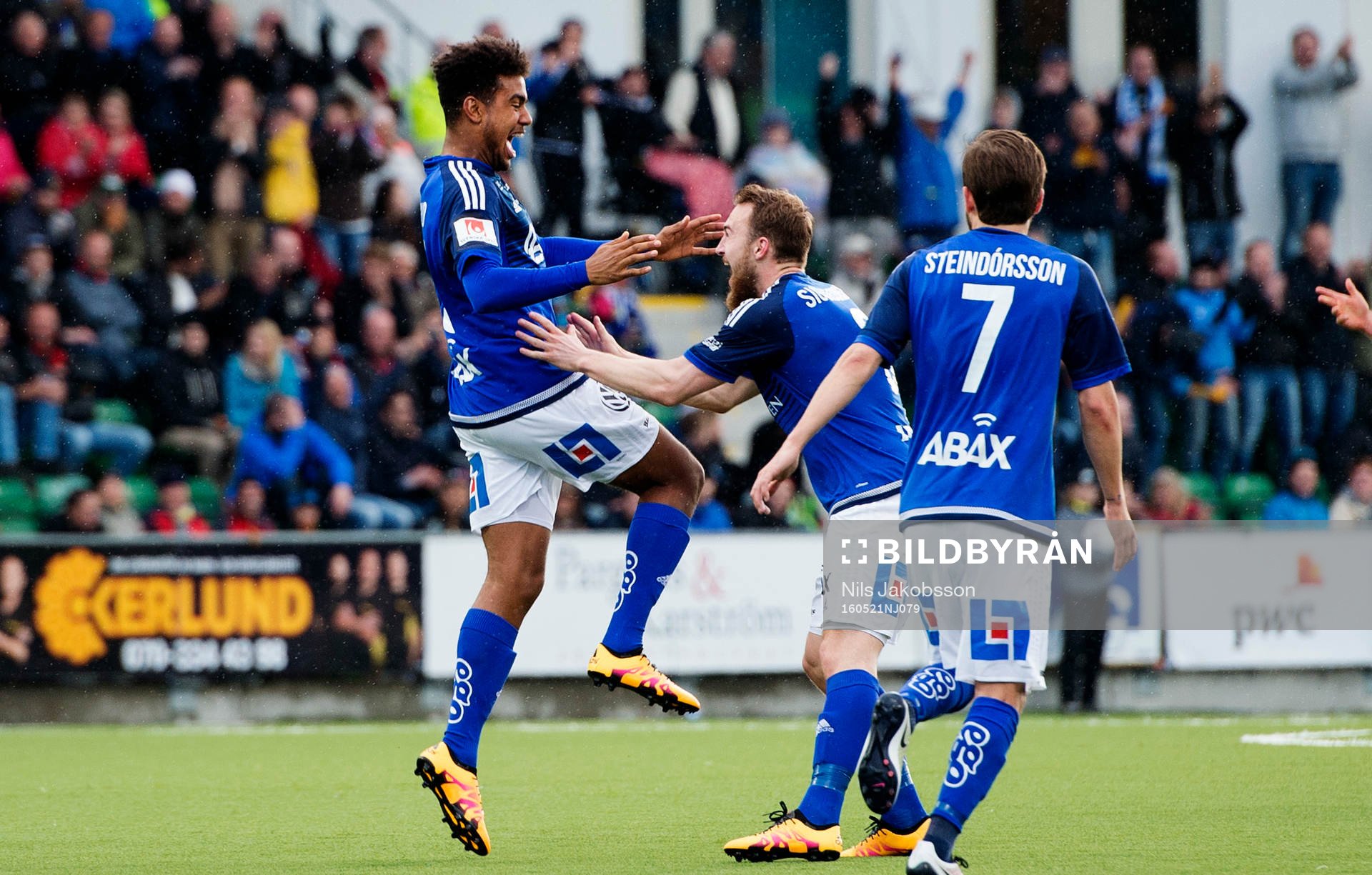 Sundsvalls Noah Sonko Sundberg och Runar Sigurjonsson jublar