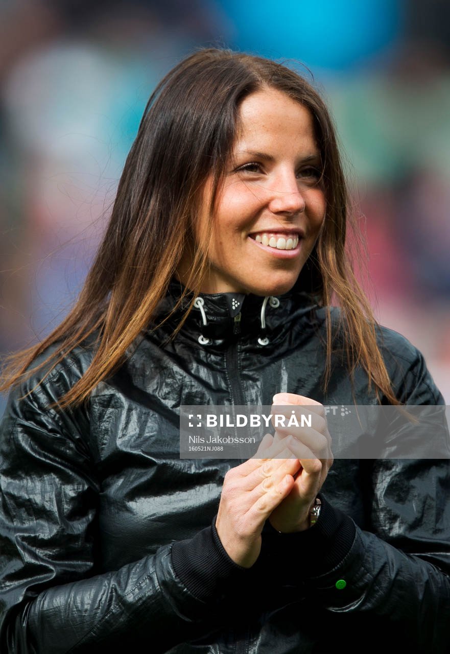 Charlotte Kalla innan fotbollsmatchen i Allsvenskan mellan