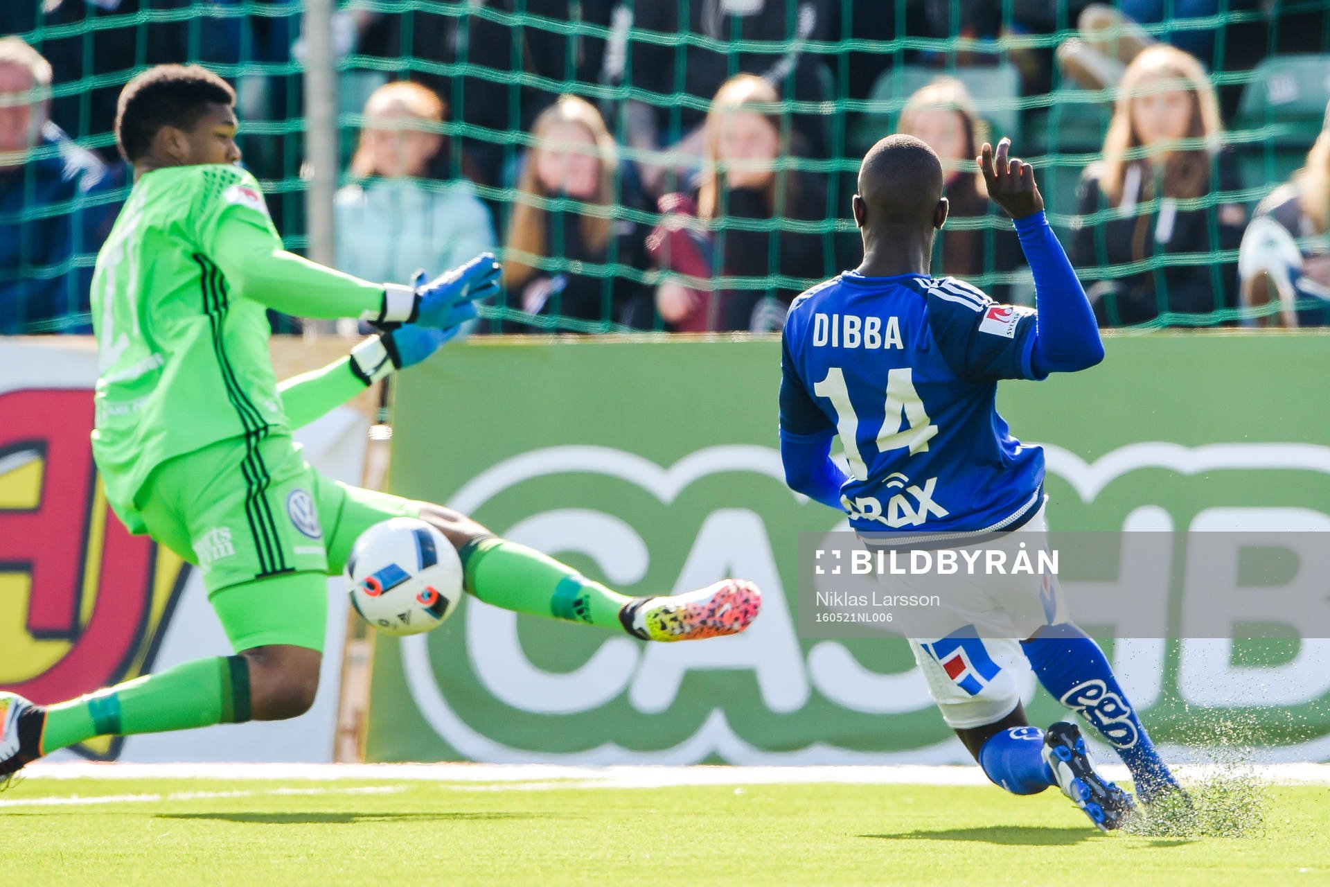 Sundsvalls Pa Amat Dibba gör 1-0 bakom Östersunds målvakt Jamal Blackman under fotbollsmatchen i Allsvenskan mellan GIF Sundsvall och Östersund den 21 maj 2016 i Sundsvall.